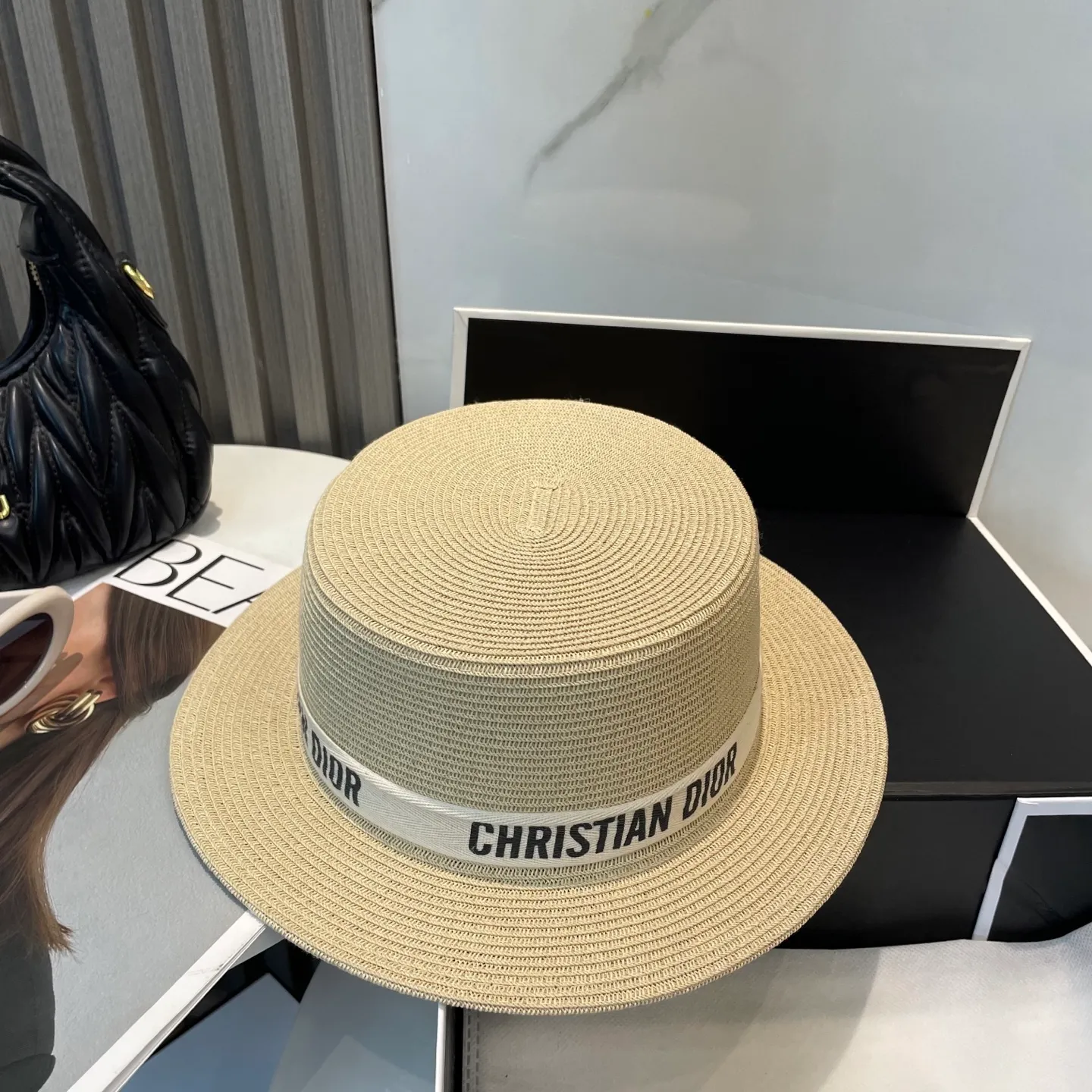 P60 Dior flat-top straw hat is versatile and does not matter the face shape. The flat brim does not block the line of sight. It is more practical. It is easy to wear for daily use and travel. It has an Instagram style and is particularly photogenic. It has an adjustment strap inside.