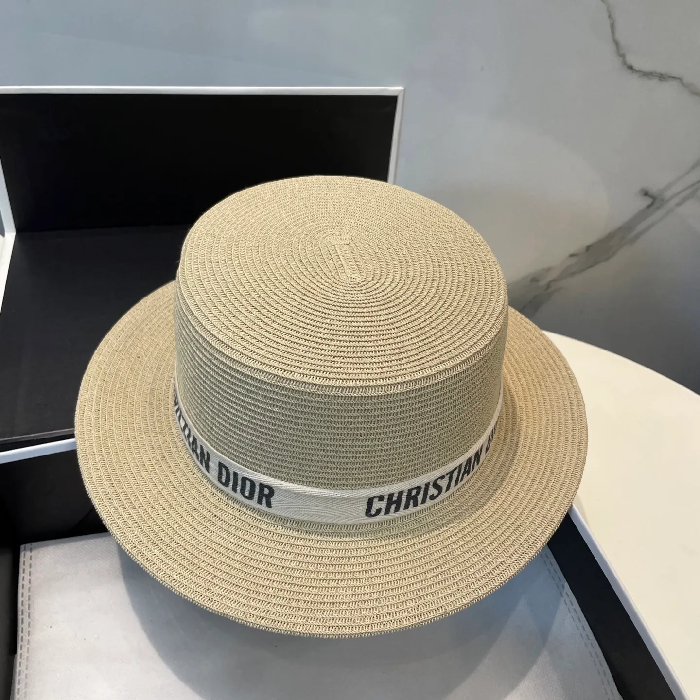 P60 Dior flat-top straw hat is versatile and does not matter the face shape. The flat brim does not block the line of sight. It is more practical. It is easy to wear for daily use and travel. It has an Instagram style and is particularly photogenic. It has an adjustment strap inside.