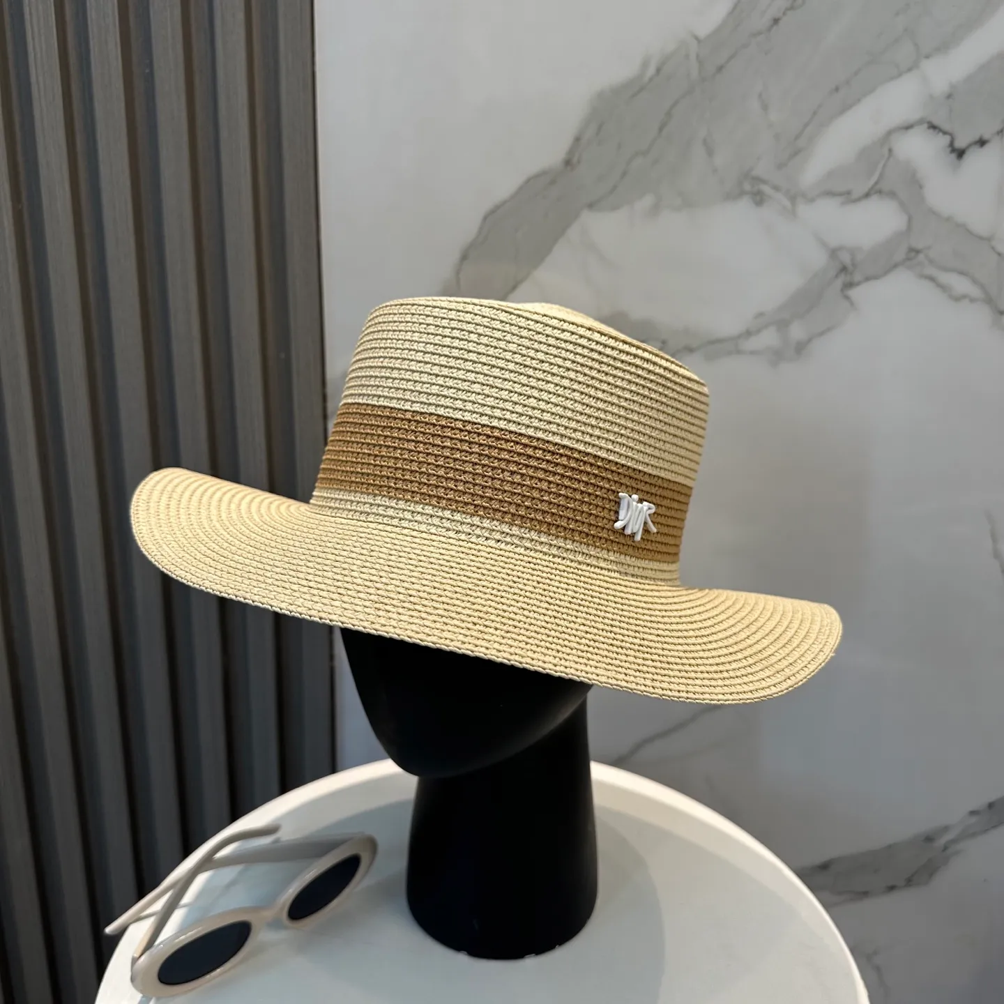 P70 Dior2025 new straw hat, advanced customization, lady style, attention to detail, sun protection and UV protection in summer, a must-have for travel, versatile and good-looking