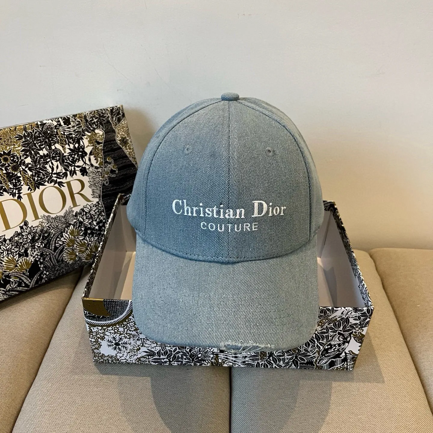 P60 [DIOR Dior] new popular simple baseball cap 🧢, new model shipped, big brand style is super easy to match, hurry up and get it!