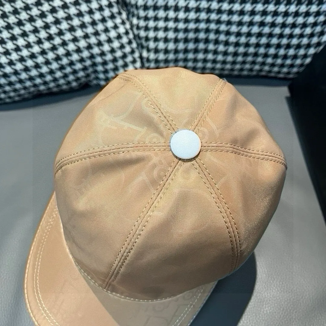 p90, Dior's new original baseball cap, Dior presbyopia, full of retro charm, popular out of stock at counters, 1:1 mold customization, original canvas fabric + first-layer cowhide, pure cotton lining, light and breathable! The quality is great, the basic head circumference is 56cm, and the patch is adjustable. Counter three colors