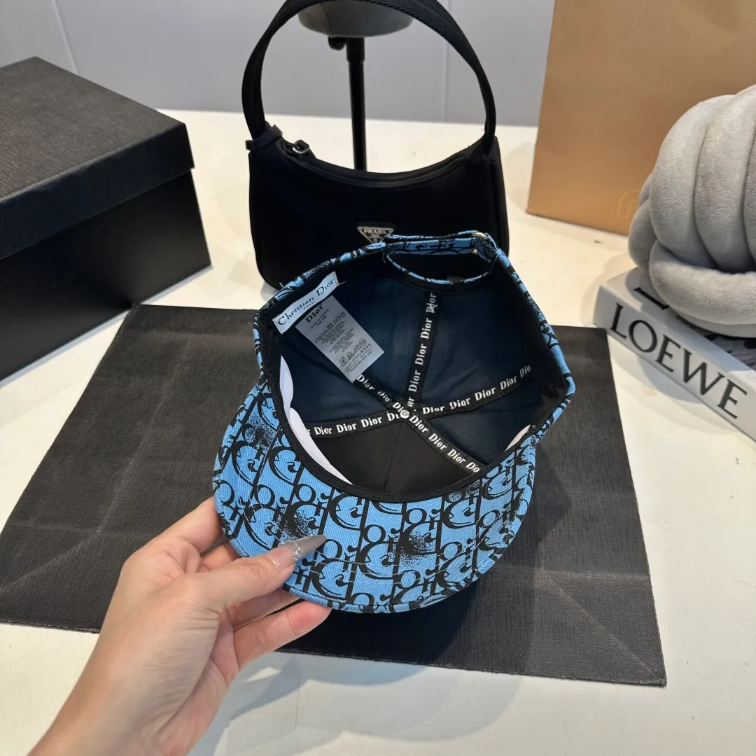 P56 DIOR Dior's new popular simple baseball cap 🧢, new model shipped, big brand style is super easy to match, hurry up and get it!