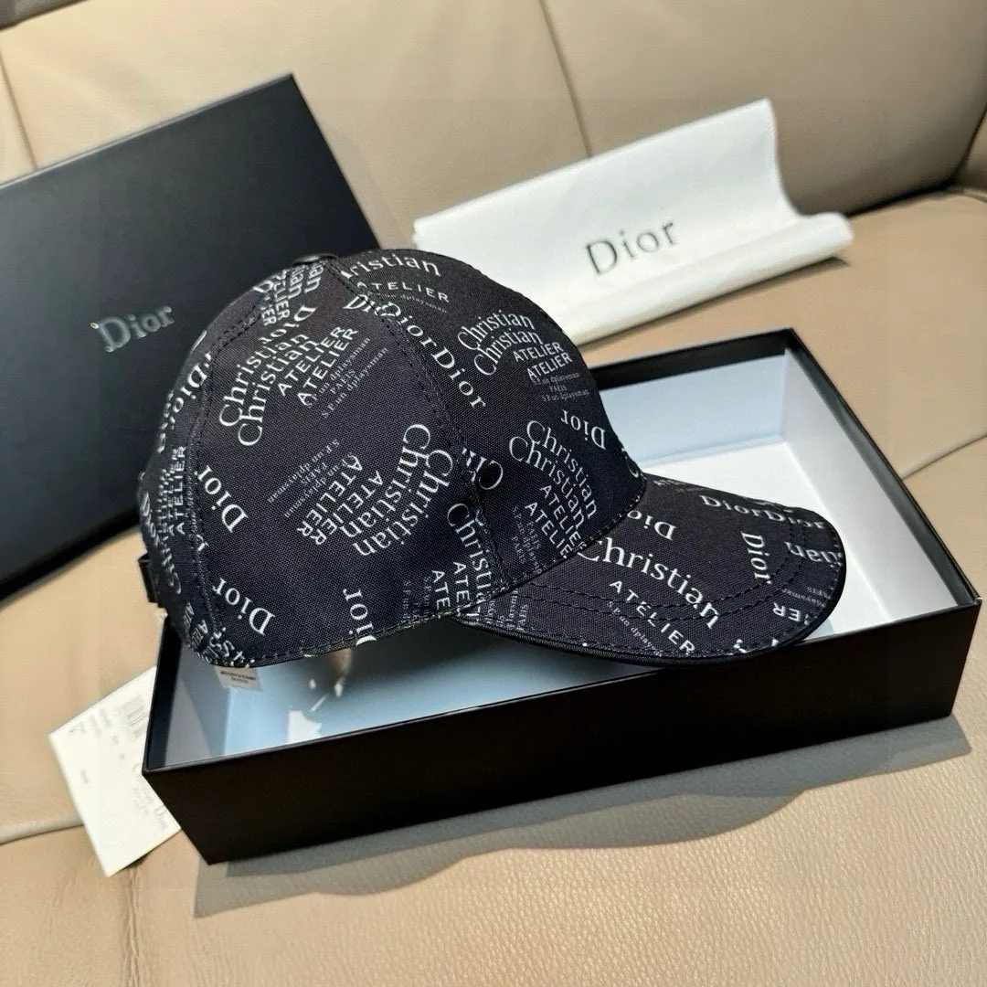 p90, Dior's new original baseball cap, Christian Dior screen printing, full of retro charm, popular out of stock at counters, 1:1 mold customization, original canvas fabric + first-layer cowhide, pure cotton lining, light and breathable! The quality is great, the basic head circumference is 56cm, and the patch is adjustable.