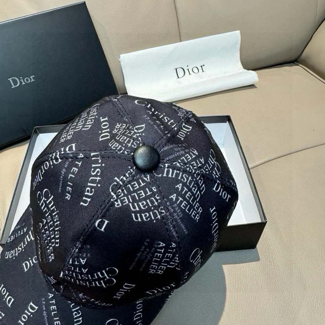 p90, Dior's new original baseball cap, Christian Dior screen printing, full of retro charm, popular out of stock at counters, 1:1 mold customization, original canvas fabric + first-layer cowhide, pure cotton lining, light and breathable! The quality is great, the basic head circumference is 56cm, and the patch is adjustable.