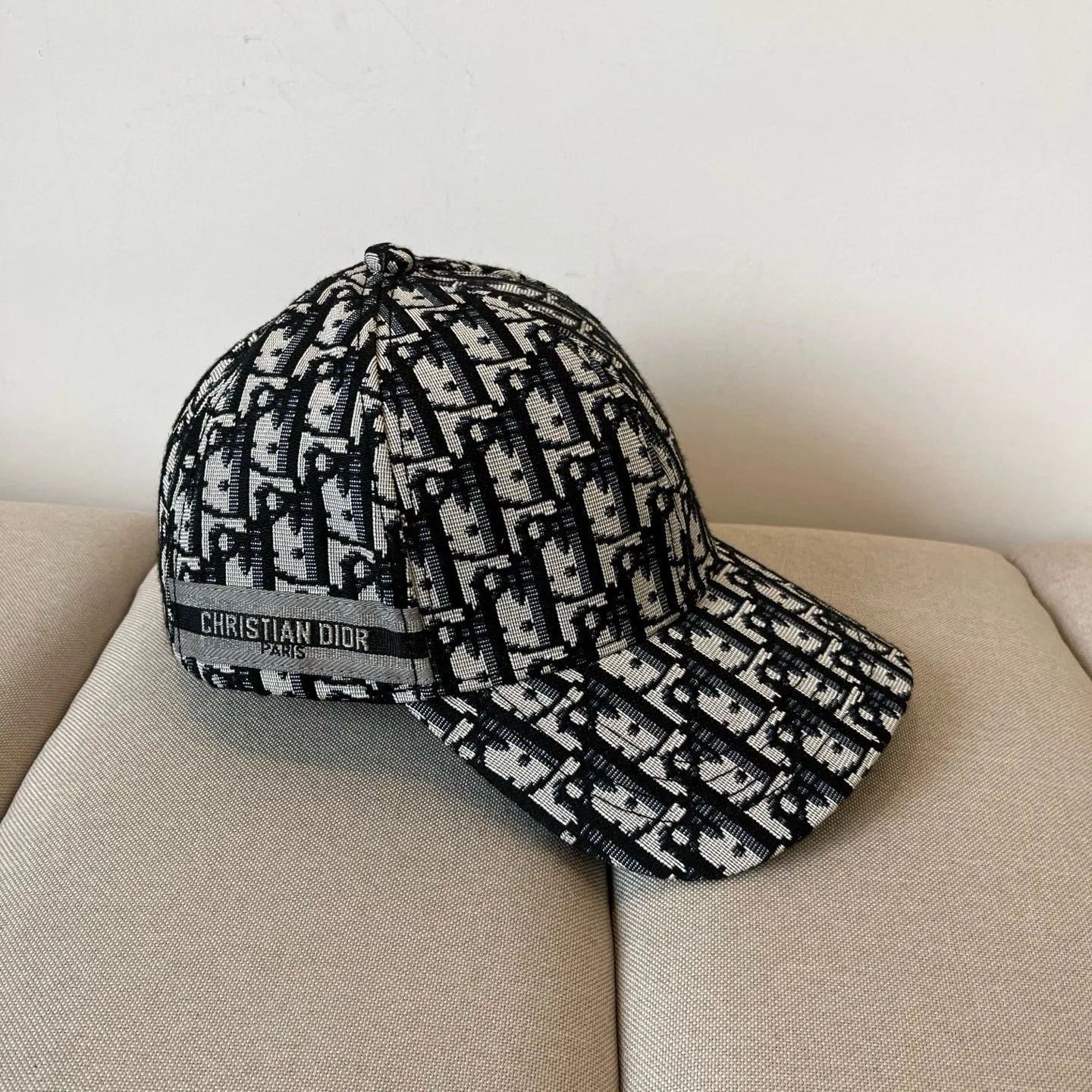 P60 [DIOR Dior] new popular simple baseball cap 🧢, new model shipped, big brand style is super easy to match, hurry up and get it!