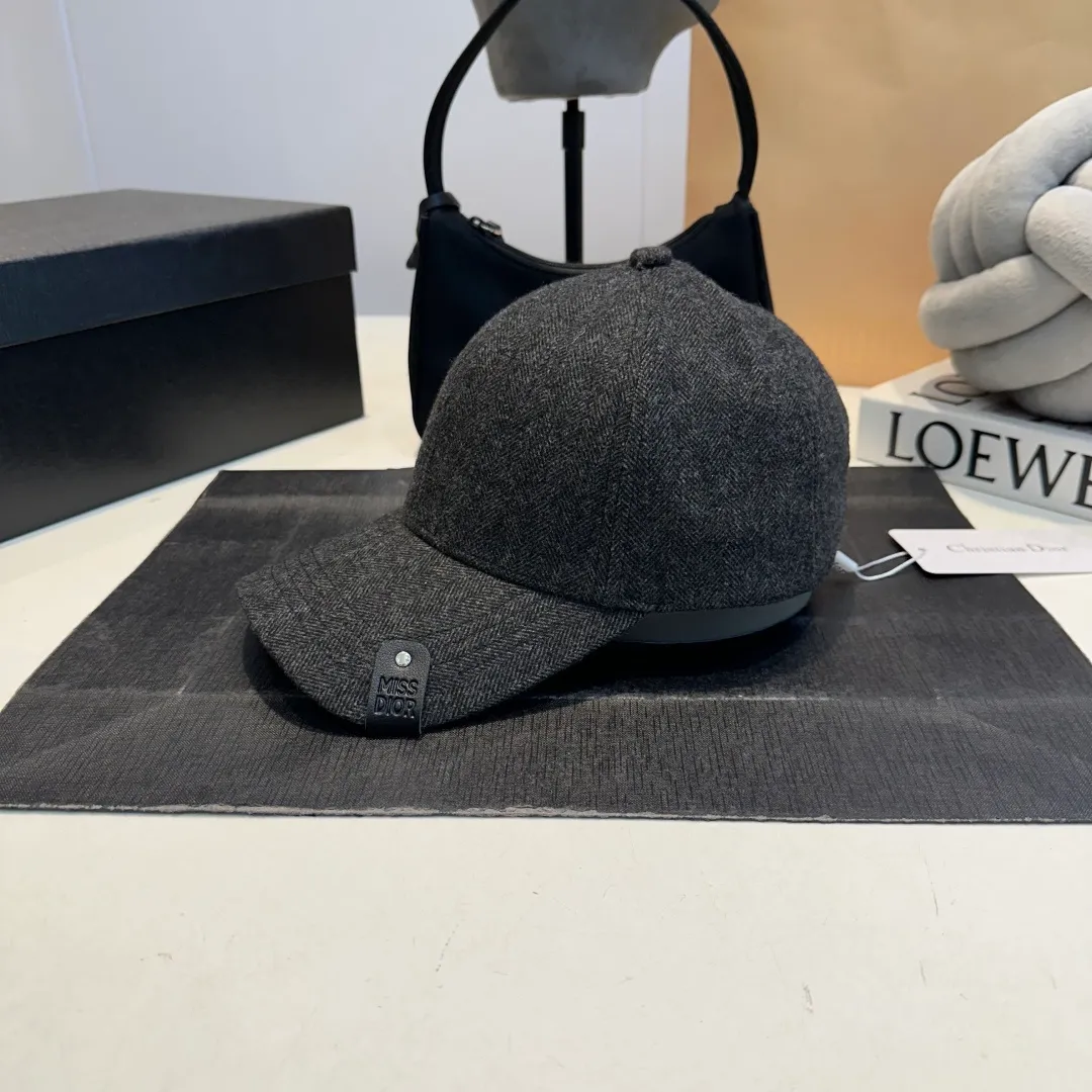 P70 DIOR Dior's new popular simple baseball cap 🧢, new model shipped, big brand style is super easy to match, hurry up and get it!