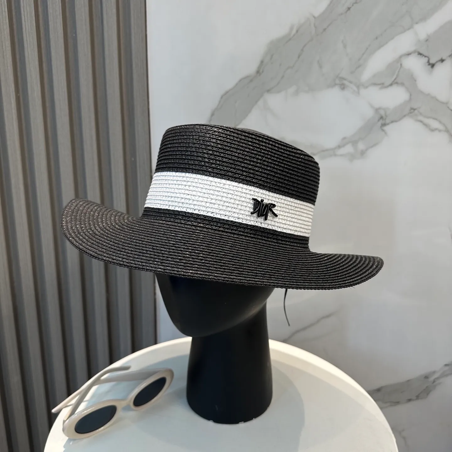 P70 Dior2025 new straw hat, advanced customization, lady style, attention to detail, sun protection and UV protection in summer, a must-have for travel, versatile and good-looking