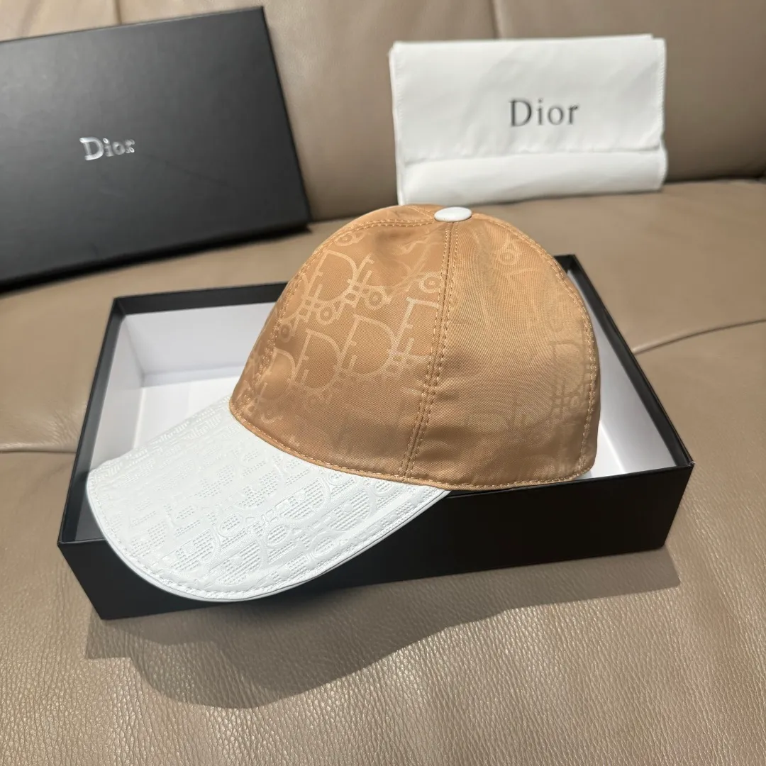 P90, Dior's new original baseball cap, Dior presbyopic leather, full of retro charm, 1:1 mold customization, original satin fabric + first-layer cowhide, pure cotton lining, light and breathable! The quality is great, the basic head circumference is 56cm, and the patch is adjustable.
