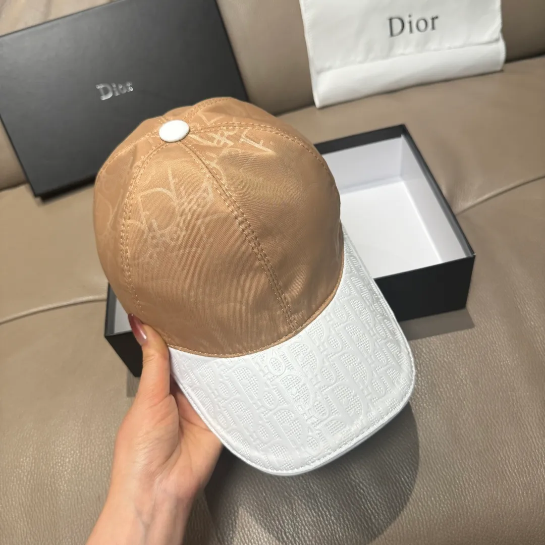 P90, Dior's new original baseball cap, Dior presbyopic leather, full of retro charm, 1:1 mold customization, original satin fabric + first-layer cowhide, pure cotton lining, light and breathable! The quality is great, the basic head circumference is 56cm, and the patch is adjustable.