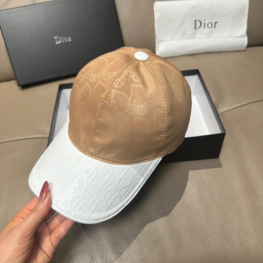 P90, Dior's new original baseball cap, Dior presbyopic leather, full of retro charm, 1:1 mold customization, original satin fabric + first-layer cowhide, pure cotton lining, light and breathable! The quality is great, the basic head circumference is 56cm, and the patch is adjustable.