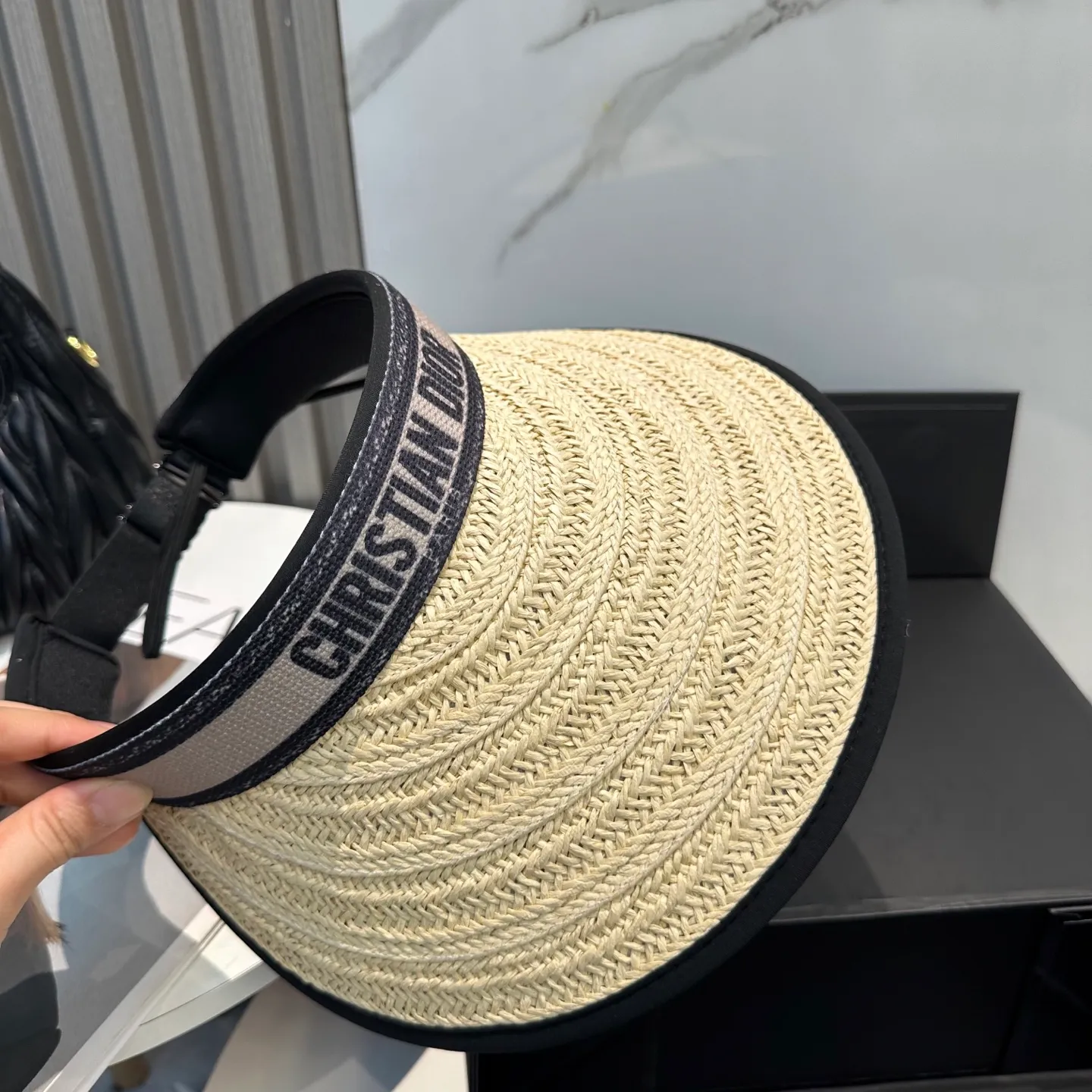 P70💛 Comes with dust bag Dior 2025 new sun visor hollow top headband hat, 🔆 versatile sun visor ~ a great tool for casual outings and a huge anti-scratch! Love it so much 💕