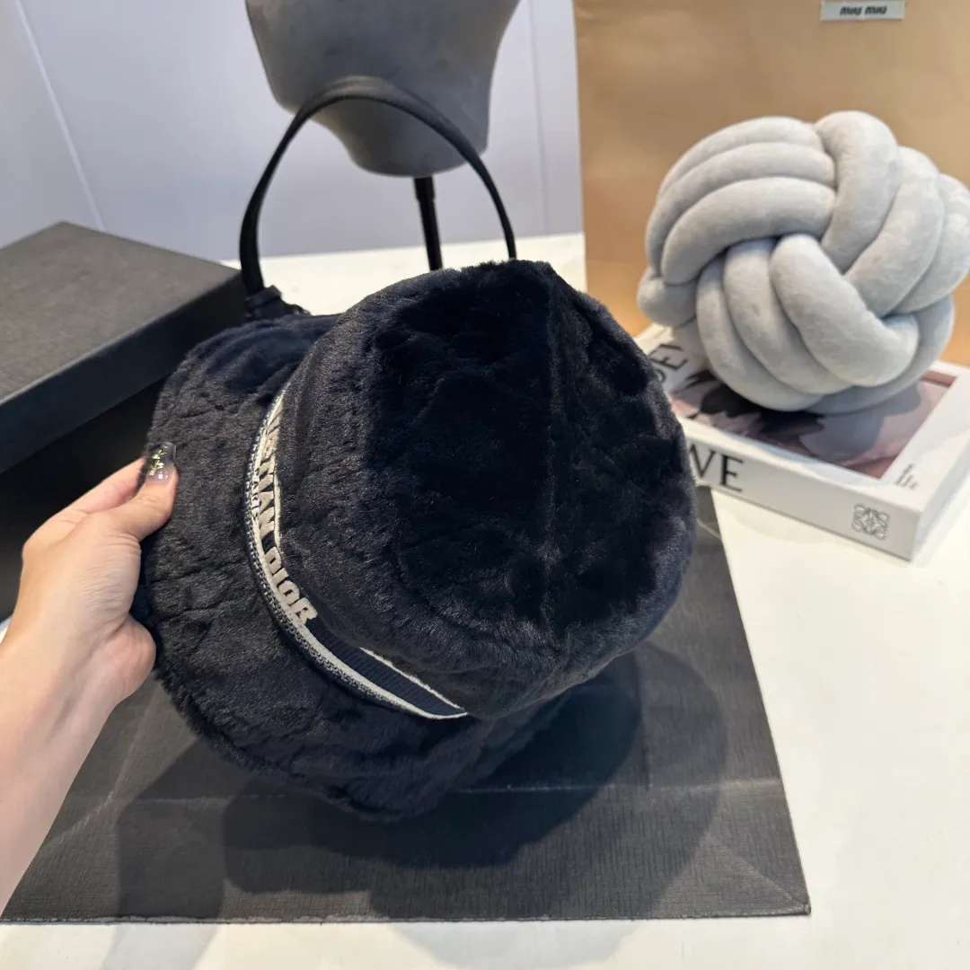 P70 Dior's new fisherman's hat with lettering and webbing. Super socialite. The deeper hat shape makes it more elegant. This season's hot item! Material: 100% cotton Head circumference: 57cm