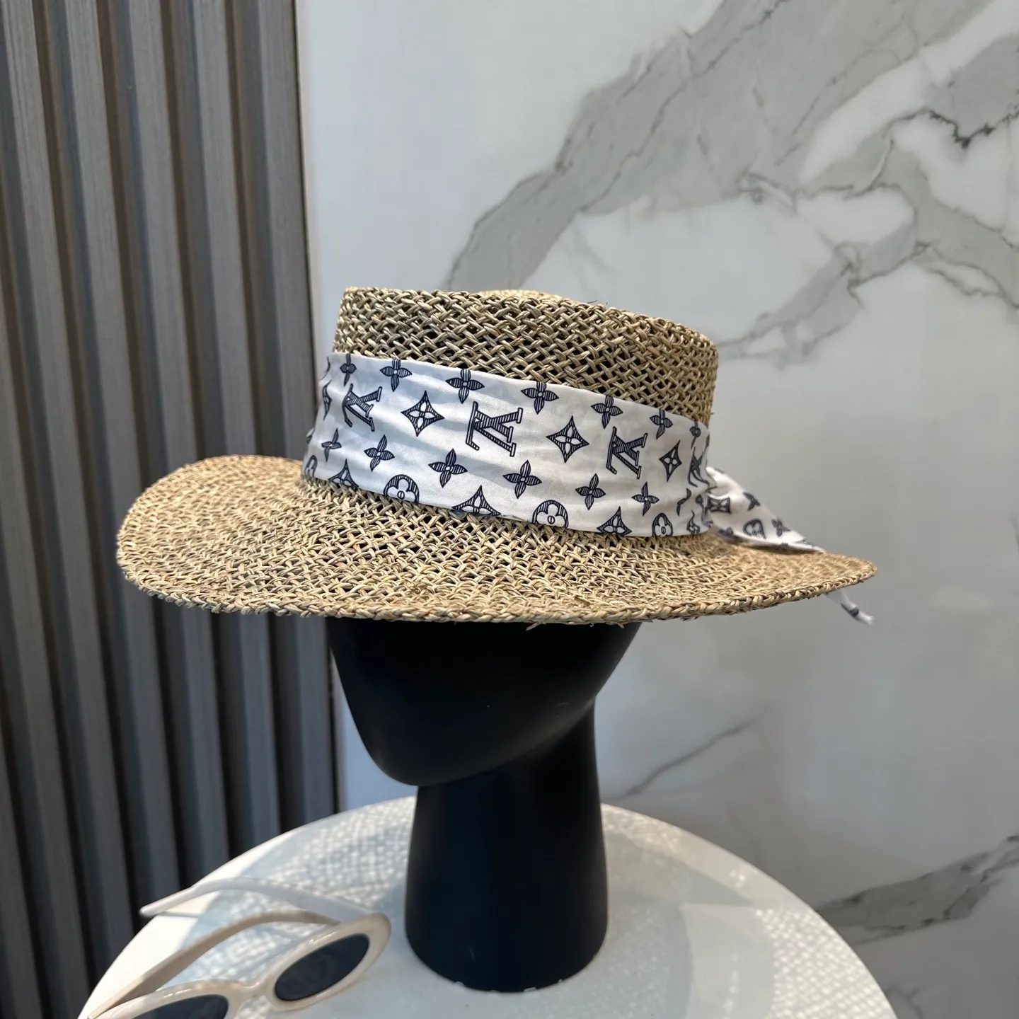P96 👒DIOR👒 Imported high-quality finely woven straw hat, purely hand-woven, 👍beautiful hat, a must-have for the beach, simple and elegant style, super beautiful, a must-have item in summer and super sun protection😍