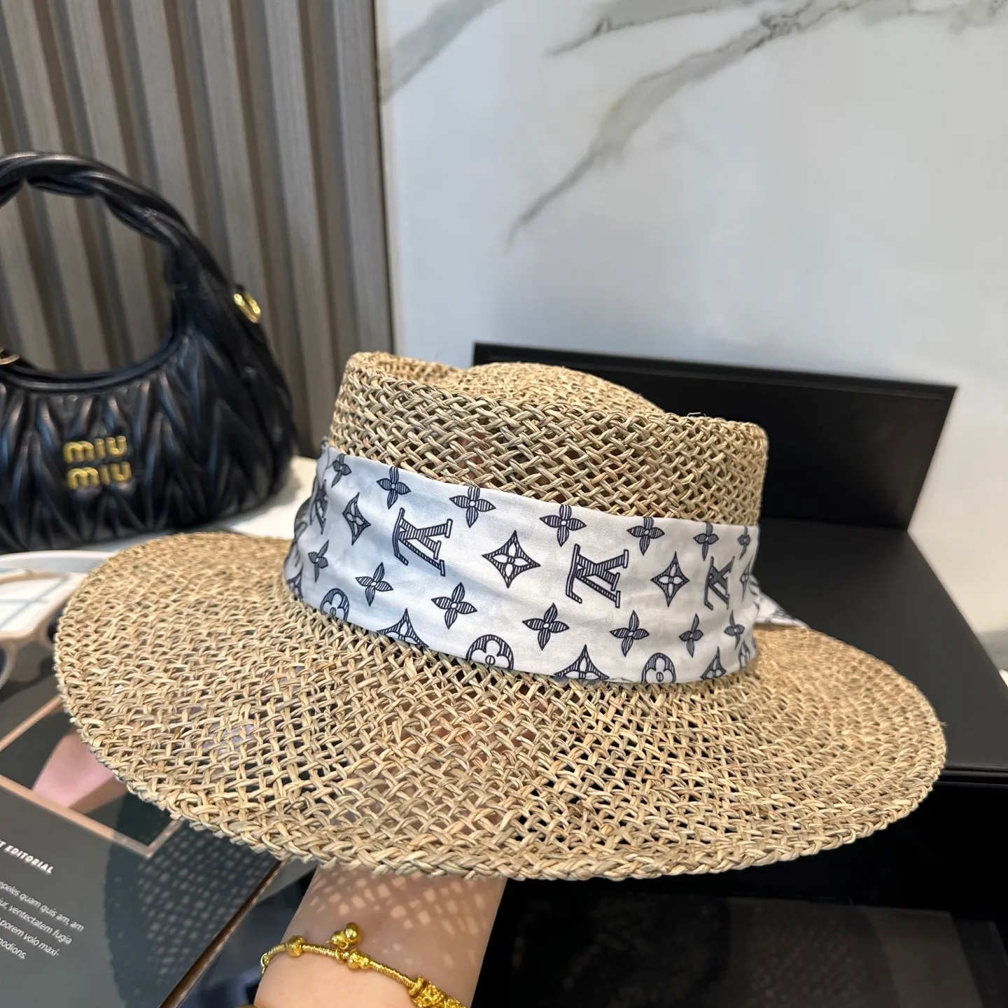 P96 👒DIOR👒 Imported high-quality finely woven straw hat, purely hand-woven, 👍beautiful hat, a must-have for the beach, simple and elegant style, super beautiful, a must-have item in summer and super sun protection😍