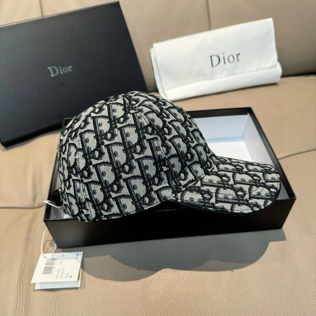 p90, Dior's new original baseball cap, Dior presbyopia, full of retro charm, popular out of stock at counters, 1:1 mold customization, original canvas fabric + first-layer cowhide, pure cotton lining, light and breathable! The quality is great, the basic head circumference is 56cm, and the patch is adjustable.