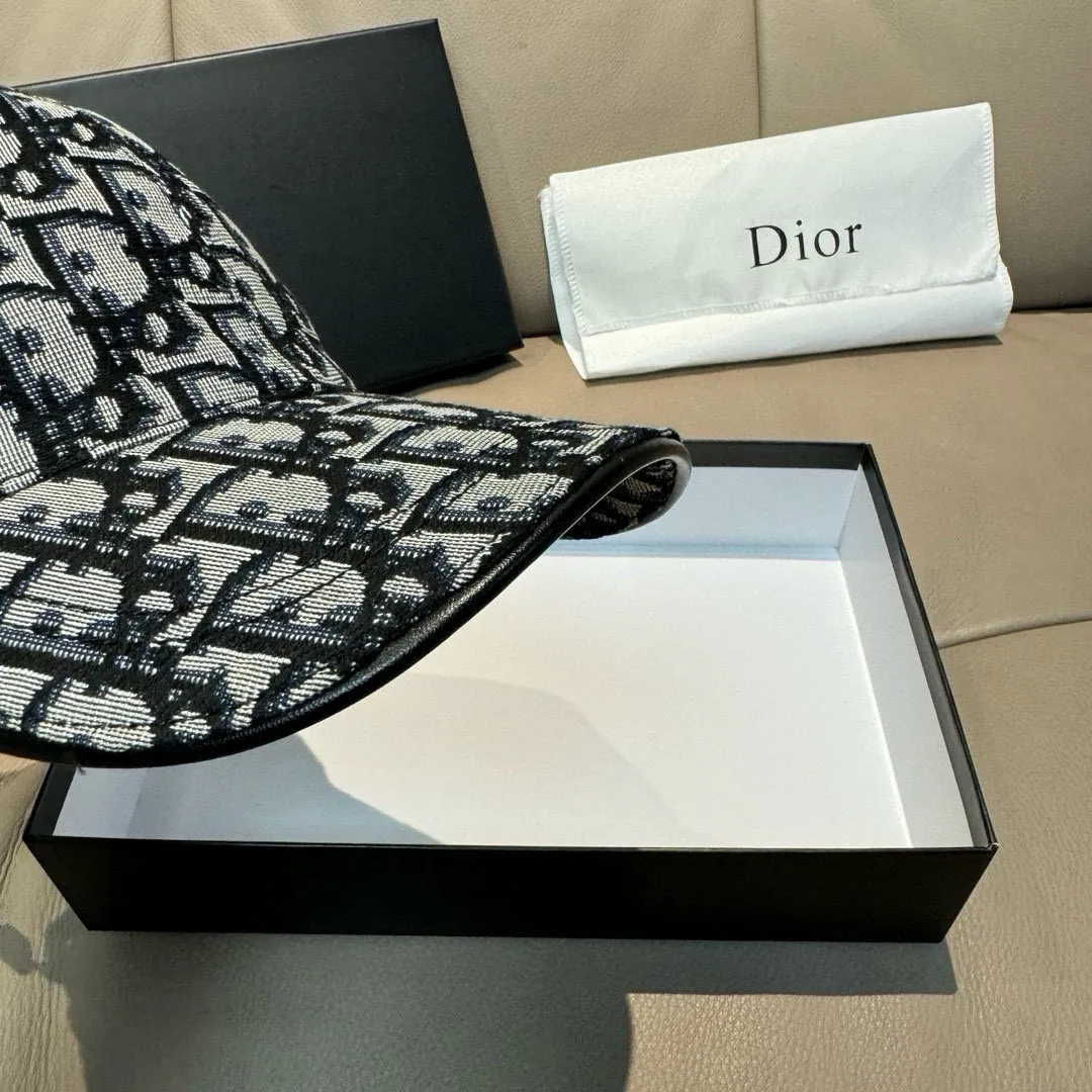 p90, Dior's new original baseball cap, Dior presbyopia, full of retro charm, popular out of stock at counters, 1:1 mold customization, original canvas fabric + first-layer cowhide, pure cotton lining, light and breathable! The quality is great, the basic head circumference is 56cm, and the patch is adjustable.