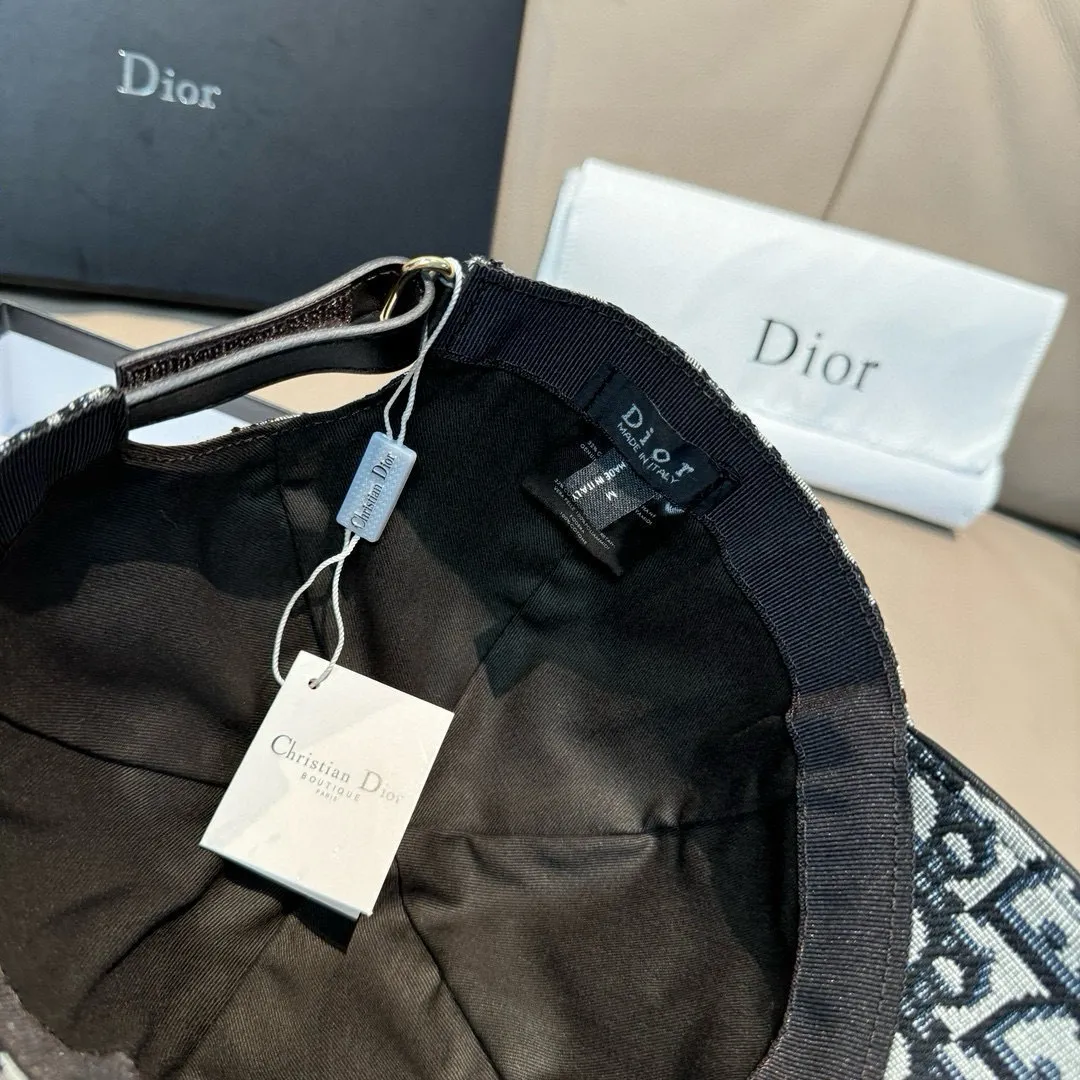 p90, Dior's new original baseball cap, Dior presbyopia, full of retro charm, popular out of stock at counters, 1:1 mold customization, original canvas fabric + first-layer cowhide, pure cotton lining, light and breathable! The quality is great, the basic head circumference is 56cm, and the patch is adjustable.