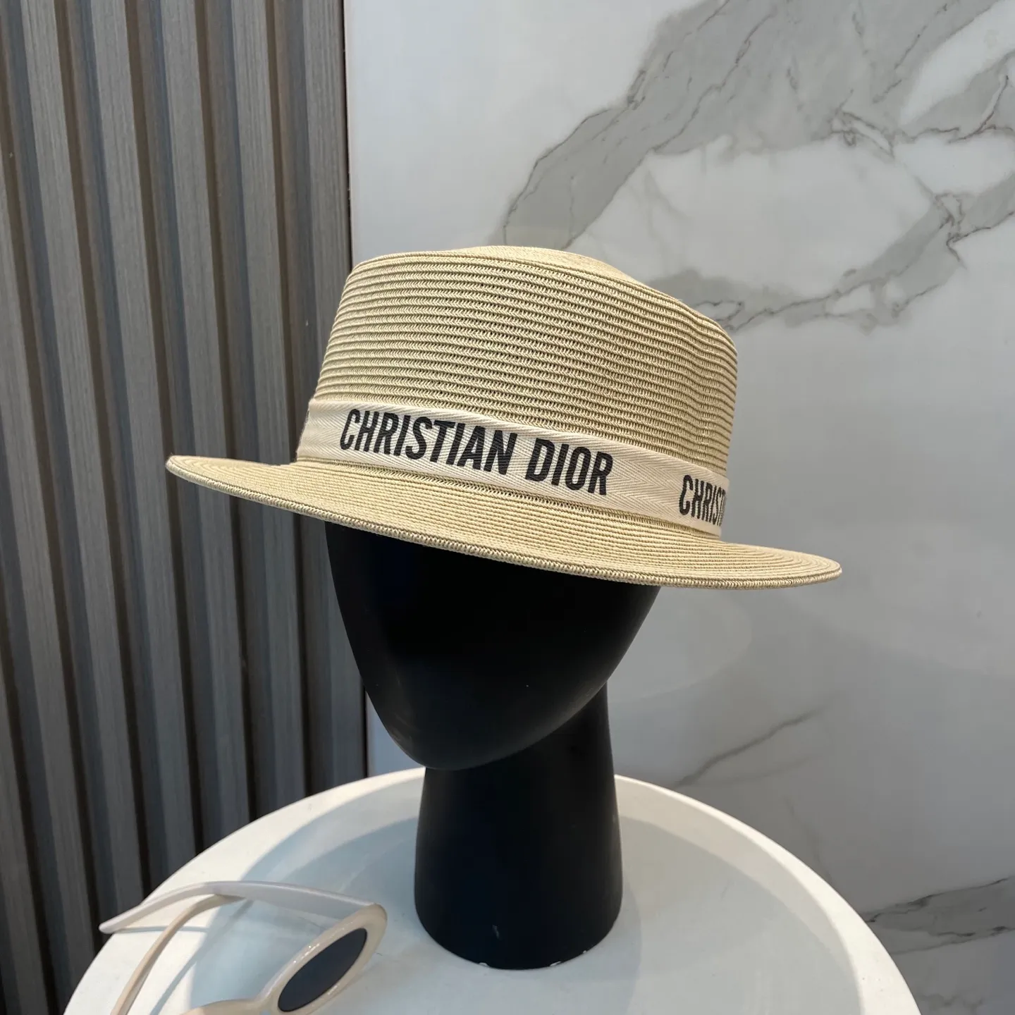 P70 Dior flat-top straw hat is versatile and does not matter the face shape. The flat brim does not block the line of sight. It is more practical. It is easy to wear for daily use and travel. It has an Instagram style and is particularly photogenic. It has an adjustment strap inside.