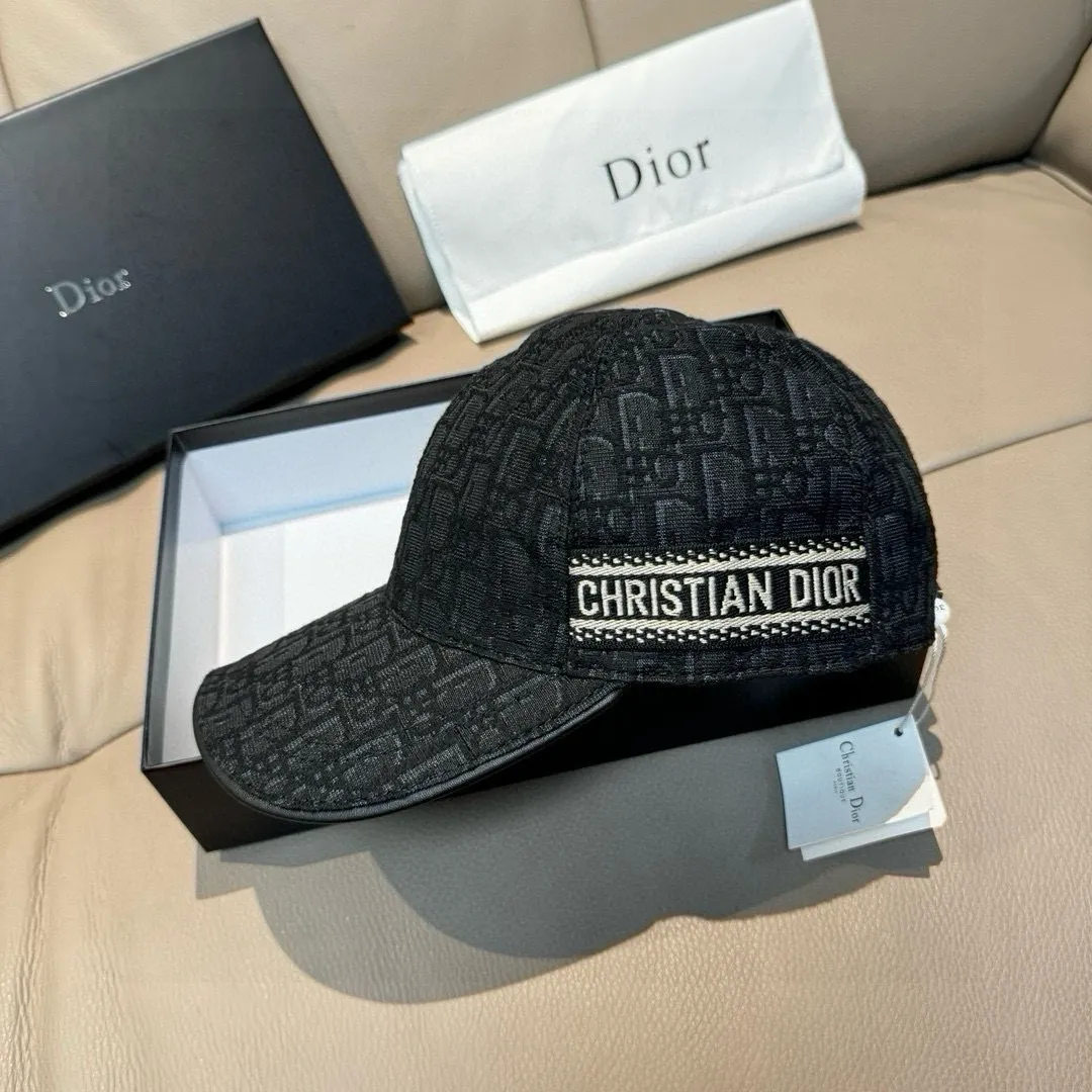 p90, Dior's new original baseball cap, Dior presbyopia, full of retro charm, popular out of stock at counters, 1:1 mold customization, original canvas fabric + first-layer cowhide, pure cotton lining, light and breathable! The quality is great, the basic head circumference is 56cm, and the patch is adjustable.
