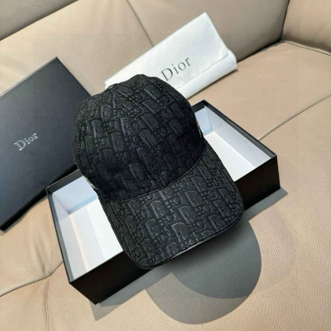 p90, Dior's new original baseball cap, Dior presbyopia, full of retro charm, popular out of stock at counters, 1:1 mold customization, original canvas fabric + first-layer cowhide, pure cotton lining, light and breathable! The quality is great, the basic head circumference is 56cm, and the patch is adjustable.