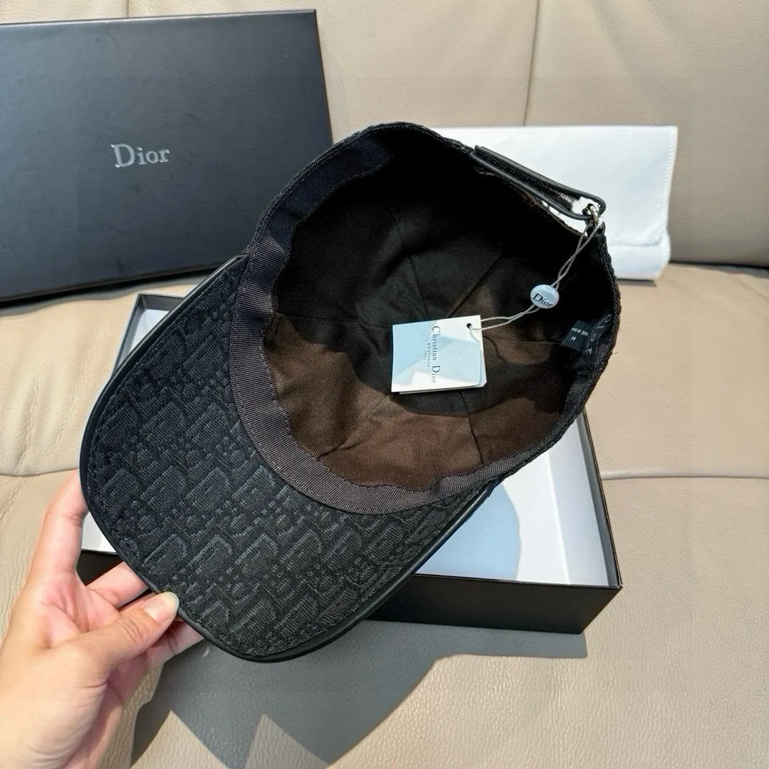 p90, Dior's new original baseball cap, Dior presbyopia, full of retro charm, popular out of stock at counters, 1:1 mold customization, original canvas fabric + first-layer cowhide, pure cotton lining, light and breathable! The quality is great, the basic head circumference is 56cm, and the patch is adjustable.