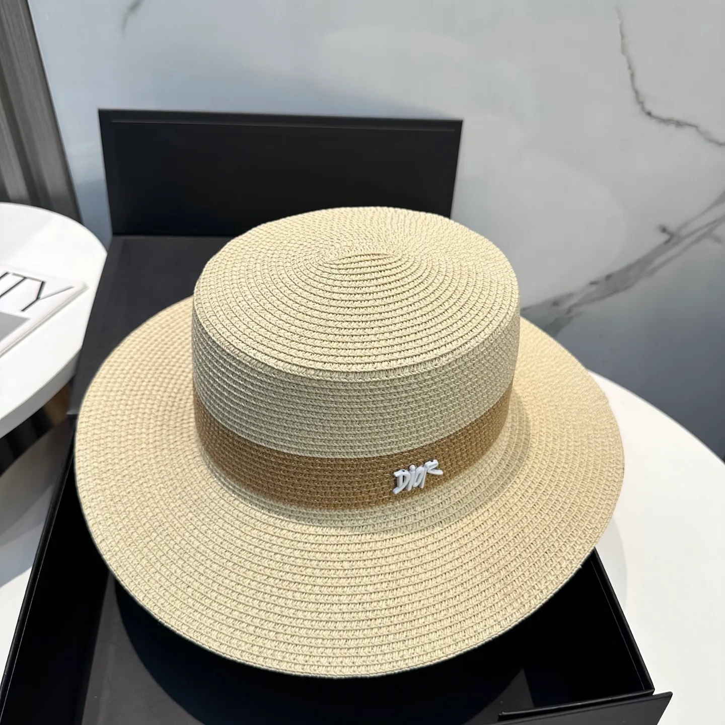 P70 Dior2025 new straw hat, advanced customization, lady style, attention to detail, sun protection and UV protection in summer, a must-have for travel, versatile and good-looking