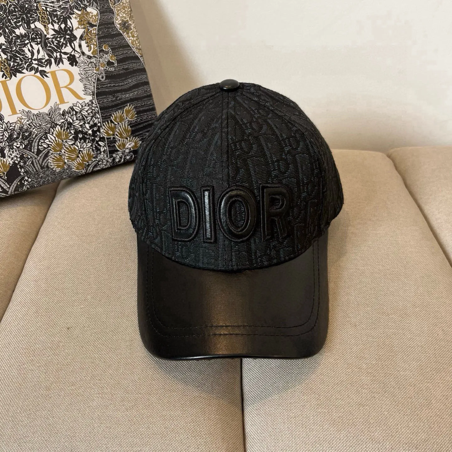 P60 [DIOR Dior] new popular simple baseball cap 🧢, new model shipped, big brand style is super easy to match, hurry up and get it!