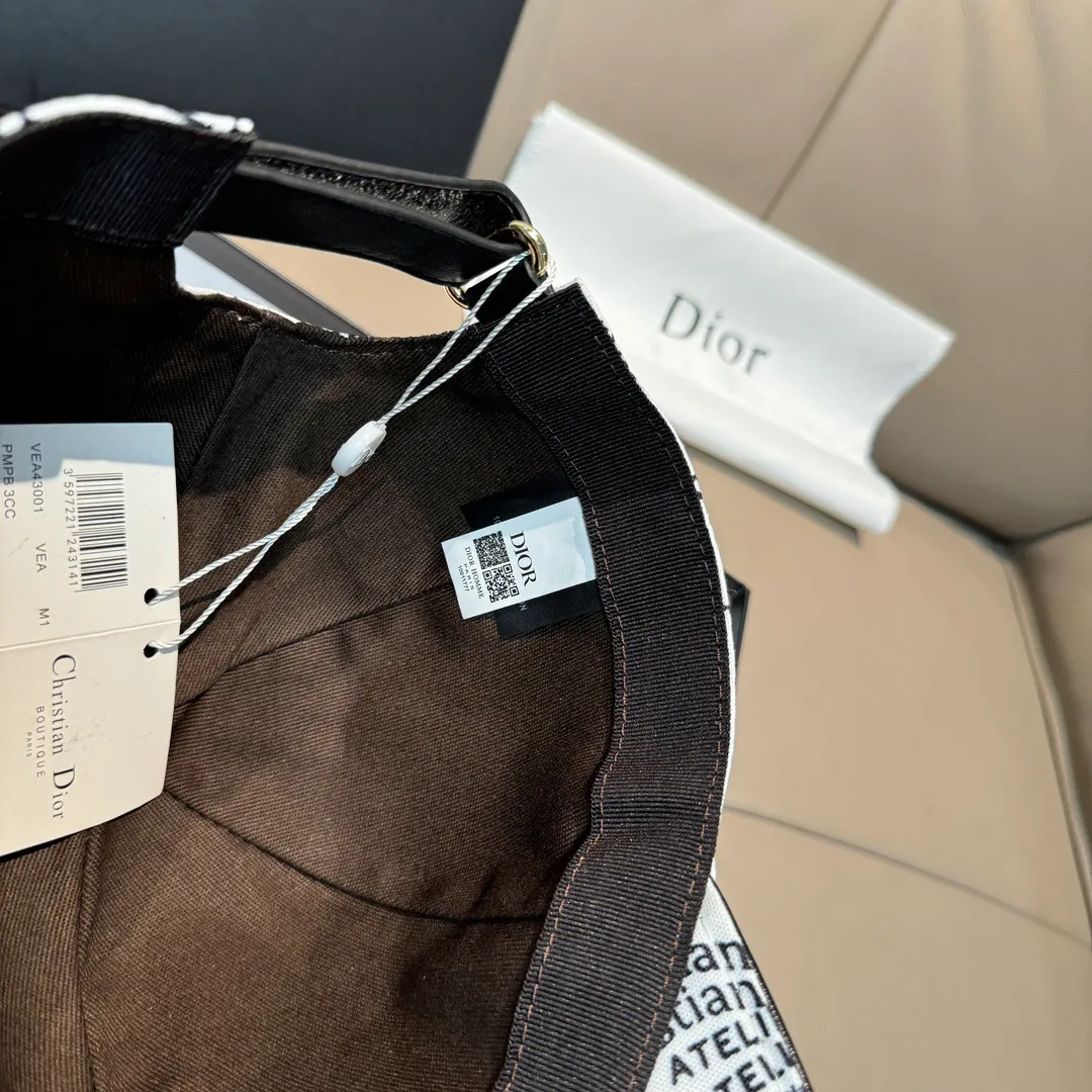 p90, Dior's new original baseball cap, Christian Dior screen printing, full of retro charm, popular out of stock at counters, 1:1 mold customization, original canvas fabric + first-layer cowhide, pure cotton lining, light and breathable! The quality is great, the basic head circumference is 56cm, and the patch is adjustable.
