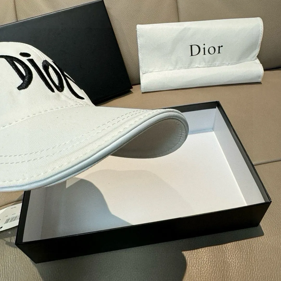 P90, Dior's new original baseball cap, Dior embroidery, the same style as the Internet celebrity, 1:1 mold customization, pure cotton fabric + first layer of cowhide, pure cotton lining, light and breathable! The quality is great, the basic head circumference is 56cm, and the patch is adjustable.
