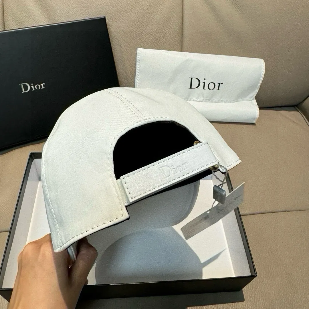 P90, Dior's new original baseball cap, Dior embroidery, the same style as the Internet celebrity, 1:1 mold customization, pure cotton fabric + first layer of cowhide, pure cotton lining, light and breathable! The quality is great, the basic head circumference is 56cm, and the patch is adjustable.