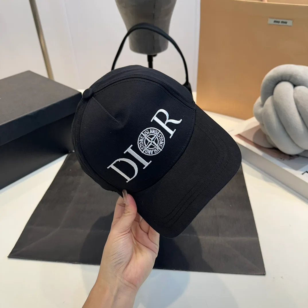 P56 DIOR Dior co-branded new counter synchronously embroidered simple baseball cap, hot style, synchronized with big brands, super easy to match, shipped!