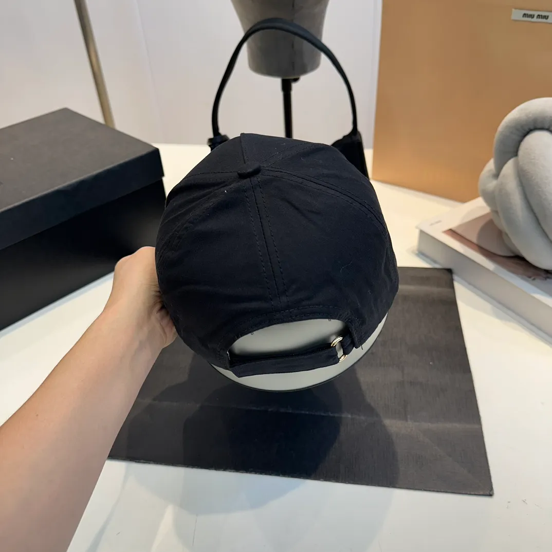P56 DIOR Dior co-branded new counter synchronously embroidered simple baseball cap, hot style, synchronized with big brands, super easy to match, shipped!
