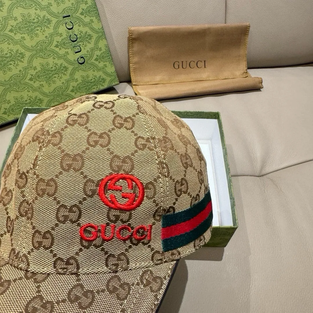 P900,000 classic model shipped! , Gucci (Gucci) classic original baseball cap😍😍gucci small embroidery, 1:1 mold opening and customization at the counter, the highest version, original canvas fabric + first layer of cowhide, pure cotton lining, light and breathable! Photographed in real life, suitable for men and women in all seasons, basic head circumference 56cm, adjustable patches.