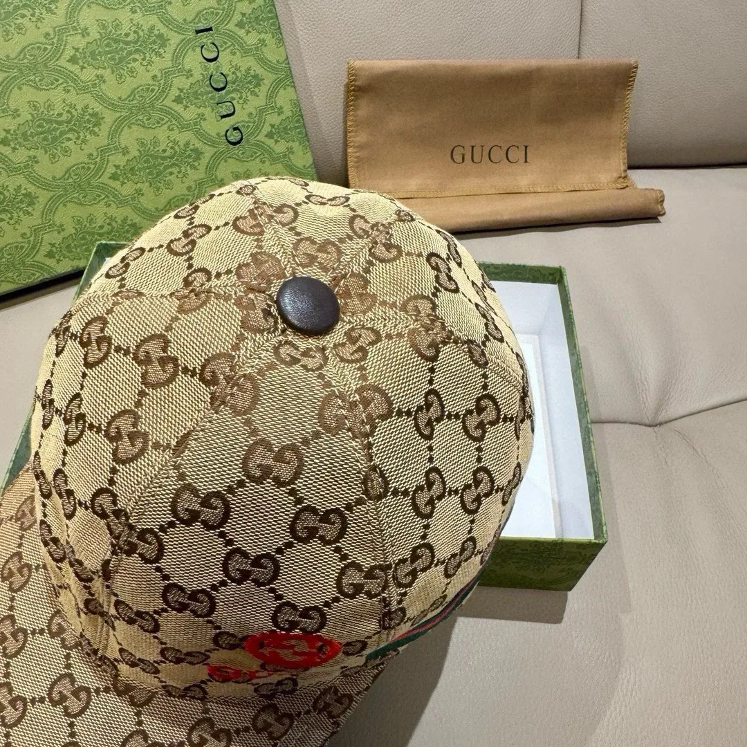 P900,000 classic model shipped! , Gucci (Gucci) classic original baseball cap😍😍gucci small embroidery, 1:1 mold opening and customization at the counter, the highest version, original canvas fabric + first layer of cowhide, pure cotton lining, light and breathable! Photographed in real life, suitable for men and women in all seasons, basic head circumference 56cm, adjustable patches.