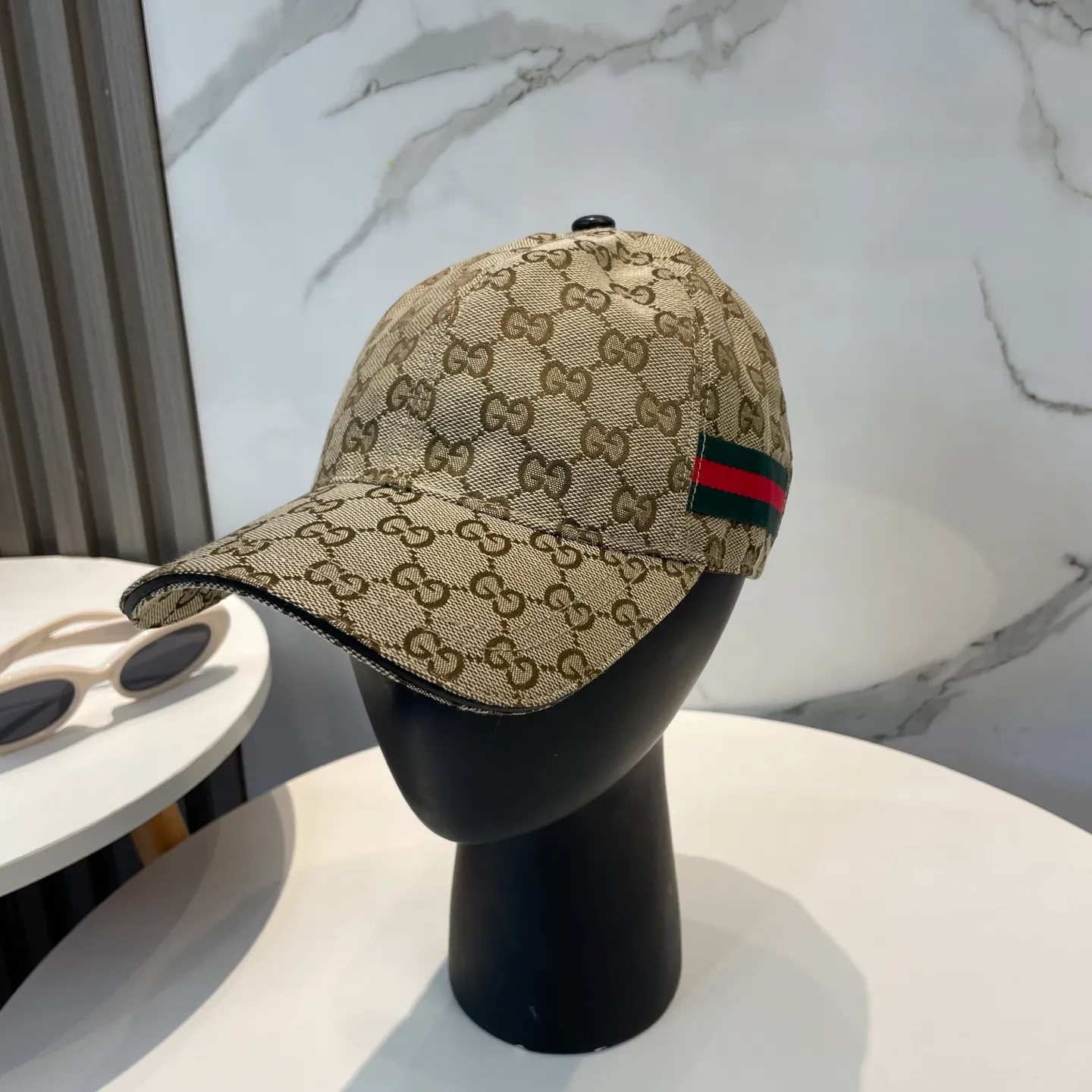 P60 Gucci (Gucci) classic original baseball cap😍Customized with 1:1 mold opening at the counter, the highest version, the original canvas is light and breathable! Photographed in real life, suitable for men and women in all seasons, basic head circumference 56cm, adjustable patches.