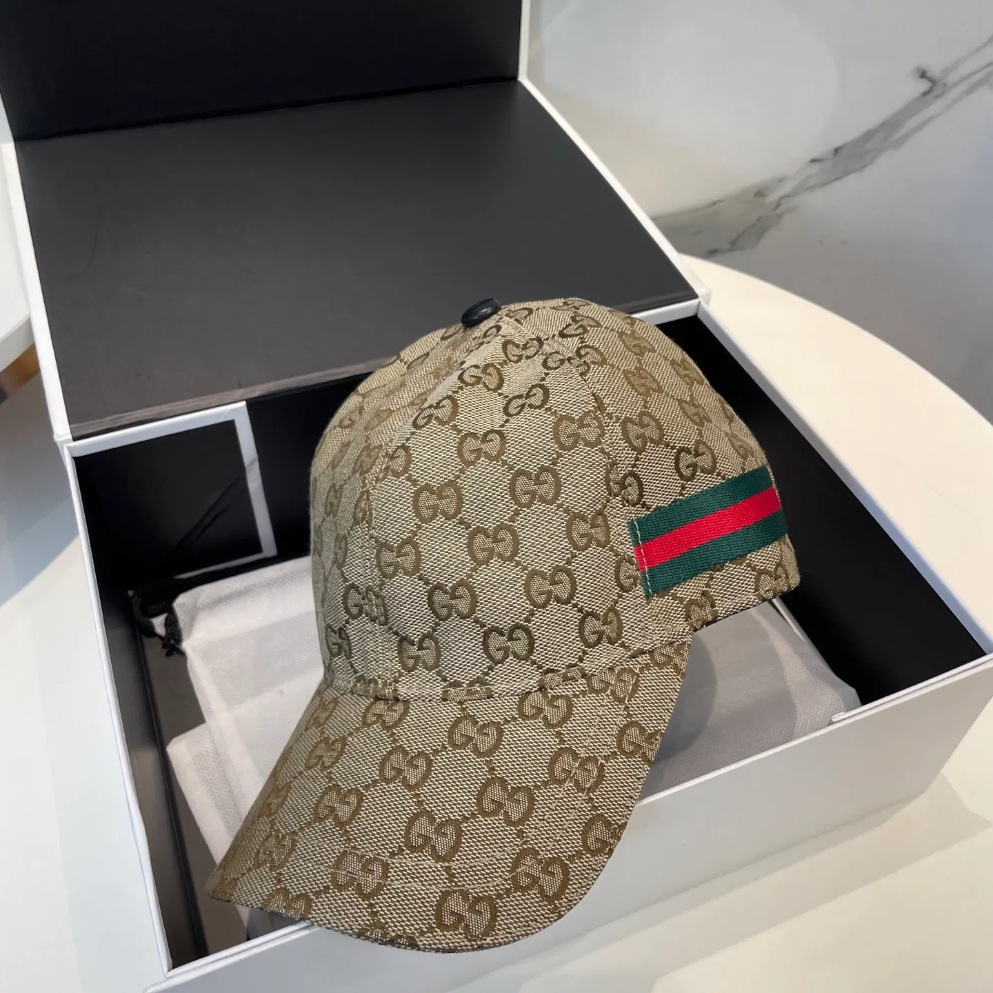 P60 Gucci (Gucci) classic original baseball cap😍Customized with 1:1 mold opening at the counter, the highest version, the original canvas is light and breathable! Photographed in real life, suitable for men and women in all seasons, basic head circumference 56cm, adjustable patches.