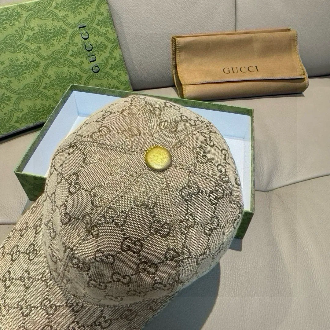 p90, Gucci (Gucci) classic original baseball cap😍😍gold silk logo. 1:1 mold opening and customization at the counter, the highest version, original canvas + first-layer cowhide, pure cotton lining, light and breathable! Photographed in real life, suitable for men and women in all seasons, basic head circumference 56cm, adjustable patches.