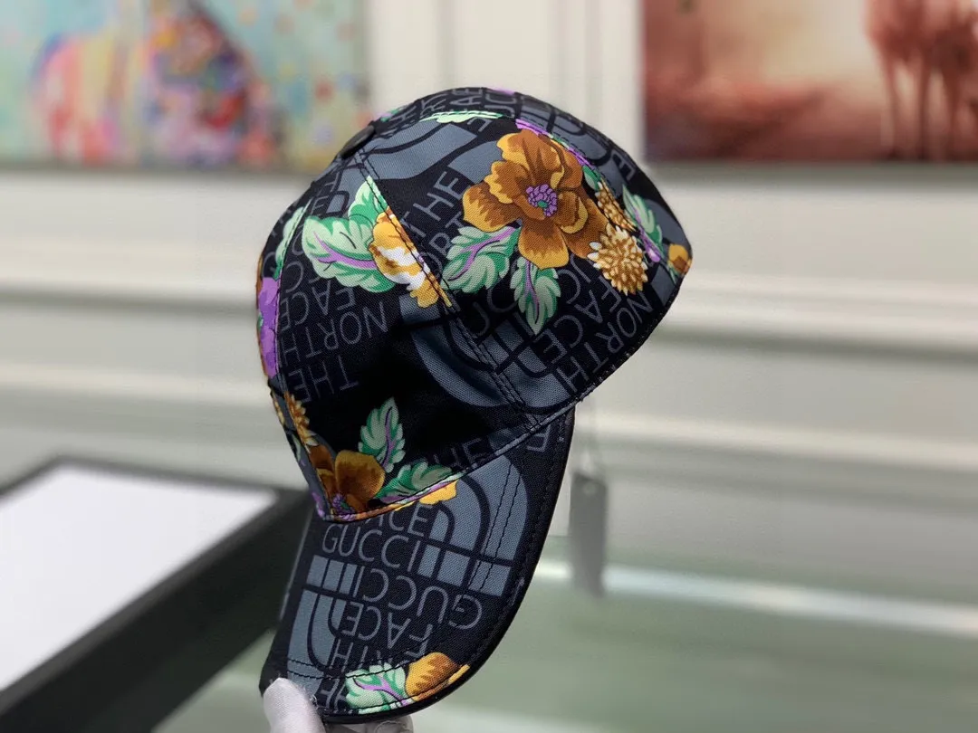 🉐90 Comes with box bag, Gucci (Gucci) new original baseball cap, Gucci north print, counter 1:1, imported canvas + first layer cowhide, popular for purchasing, versatile style for men and women, great quality! The basic head circumference is 56cm, and the patch is adjustable.