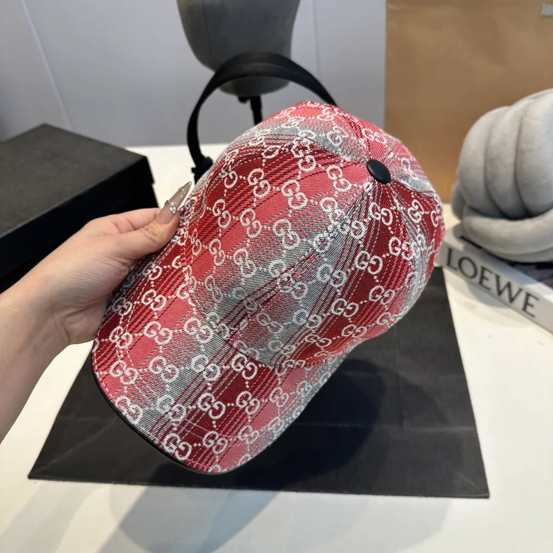 P100 Gucci new original baseball cap, Gucci gradient jacquard, 1:1 mold opening and customization at the counter, original canvas fabric + first-layer cowhide, light and breathable! The quality is great, the basic head circumference is 56cm, and the patch is adjustable.
