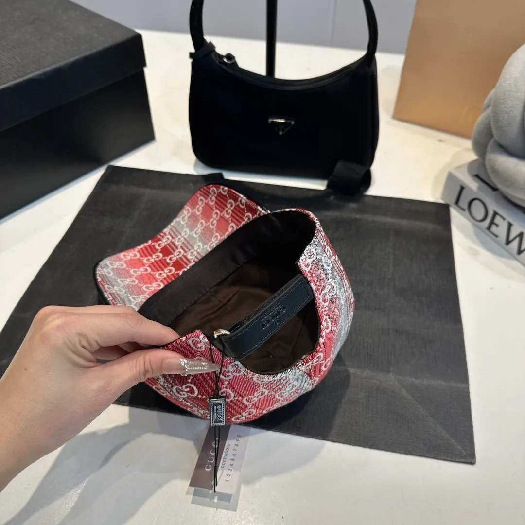 P100 Gucci new original baseball cap, Gucci gradient jacquard, 1:1 mold opening and customization at the counter, original canvas fabric + first-layer cowhide, light and breathable! The quality is great, the basic head circumference is 56cm, and the patch is adjustable.