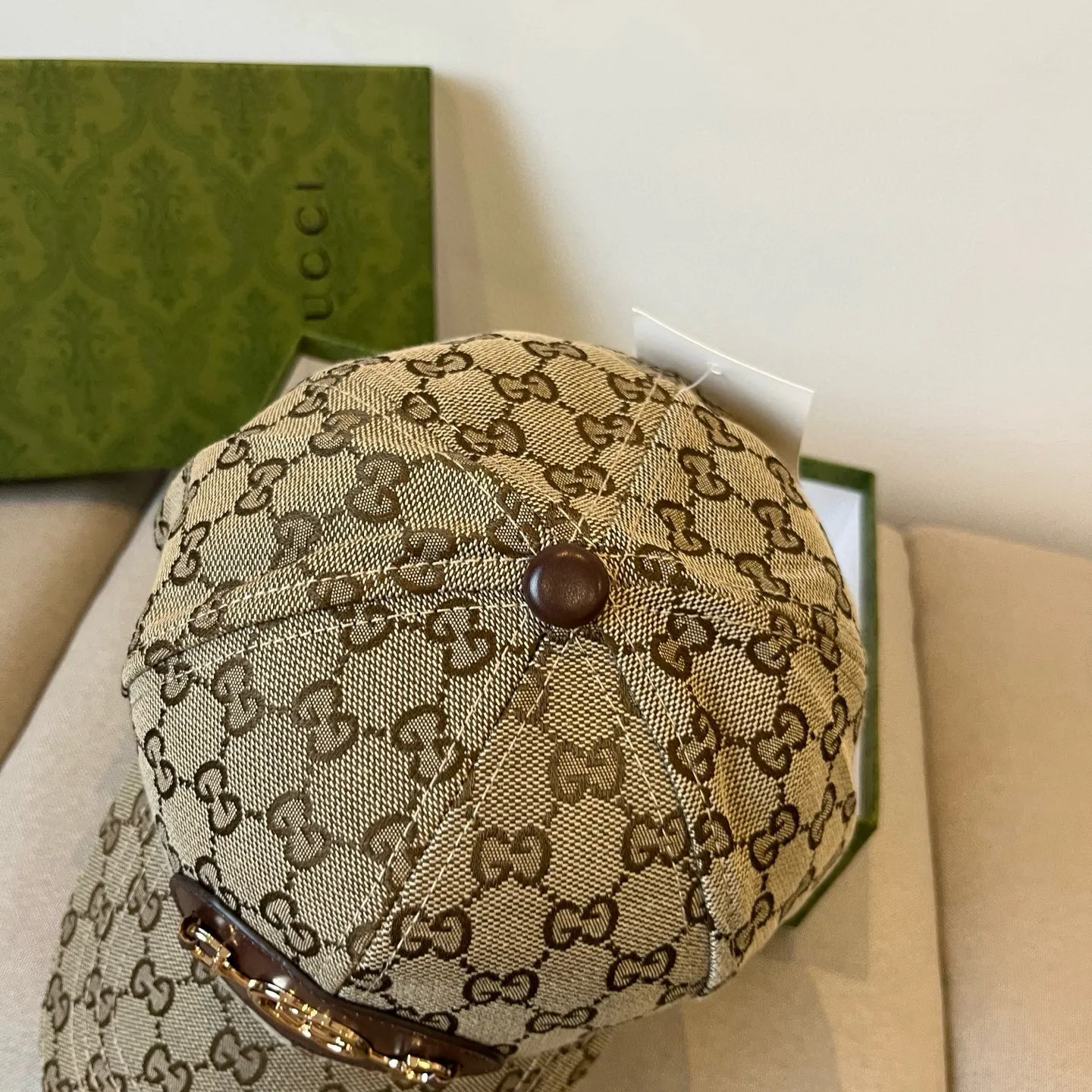 P60 Gucci Baseball Cap♥️GUCCI🧢New product from the official website, baseball cap, original quality, very popular 🔥🎩 The craftsmanship is very exquisite, high-end and classy! Low-key luxury, easy to carry! Running volume!
