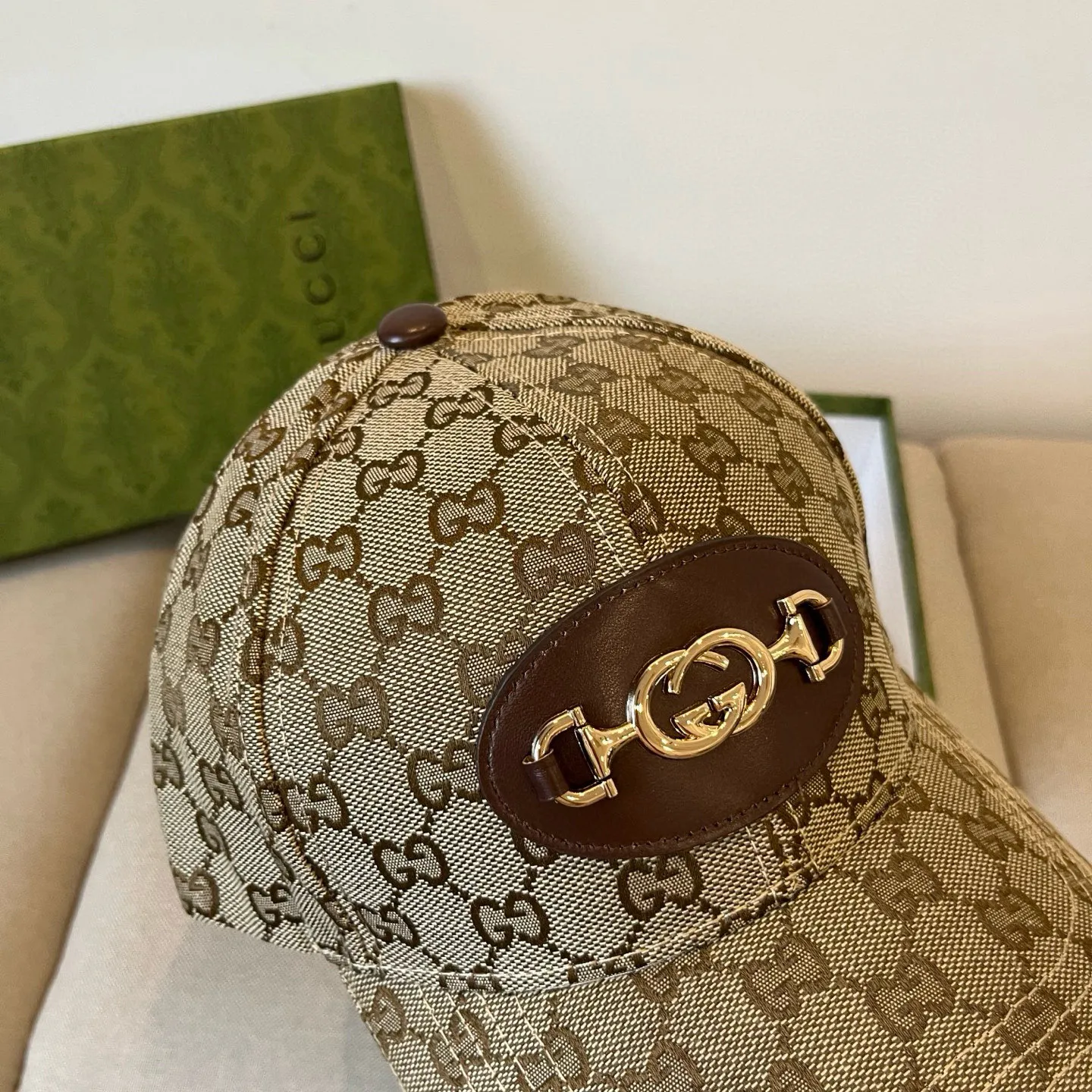 P60 Gucci Baseball Cap♥️GUCCI🧢New product from the official website, baseball cap, original quality, very popular 🔥🎩 The craftsmanship is very exquisite, high-end and classy! Low-key luxury, easy to carry! Running volume!