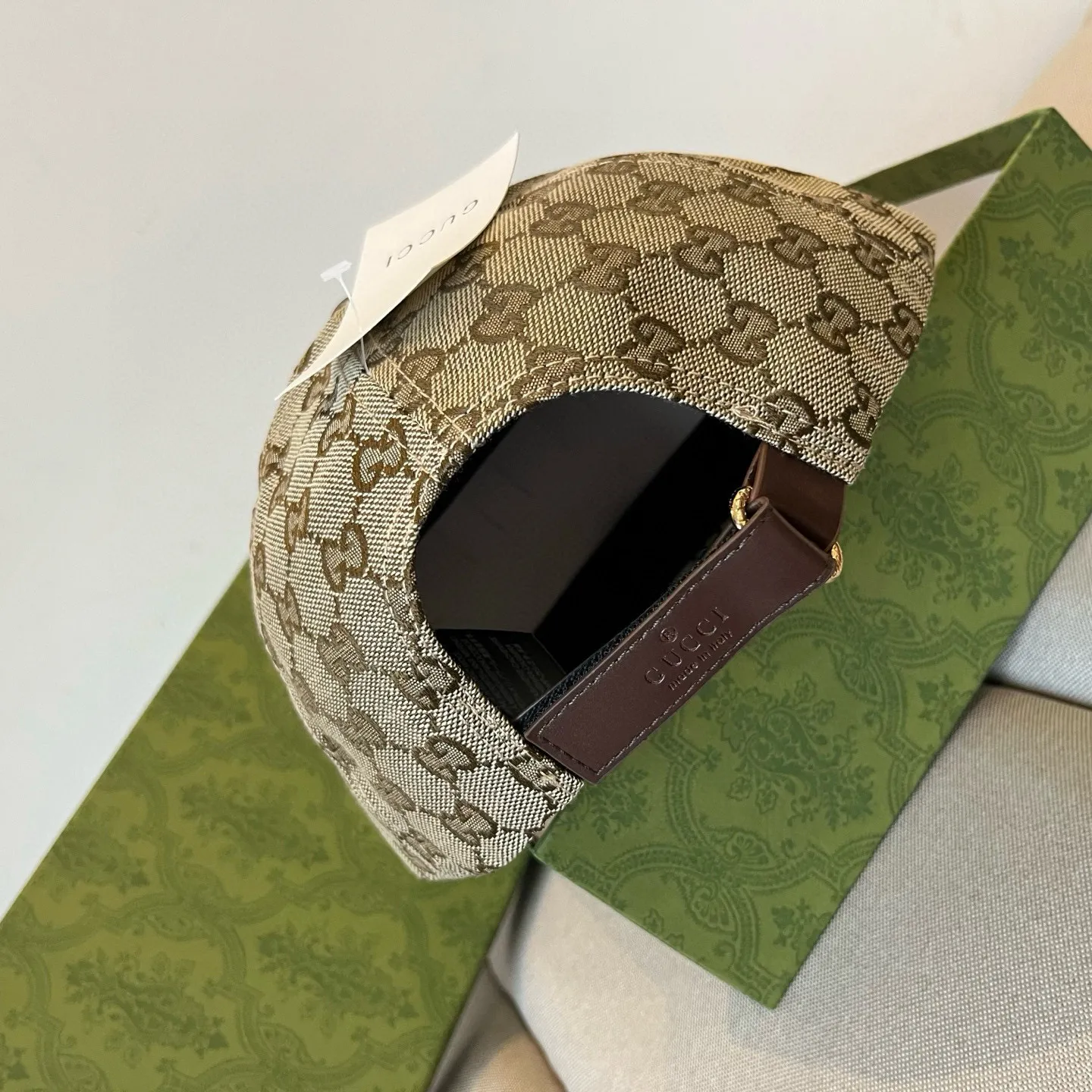 P60 Gucci Baseball Cap♥️GUCCI🧢New product from the official website, baseball cap, original quality, very popular 🔥🎩 The craftsmanship is very exquisite, high-end and classy! Low-key luxury, easy to carry! Running volume!