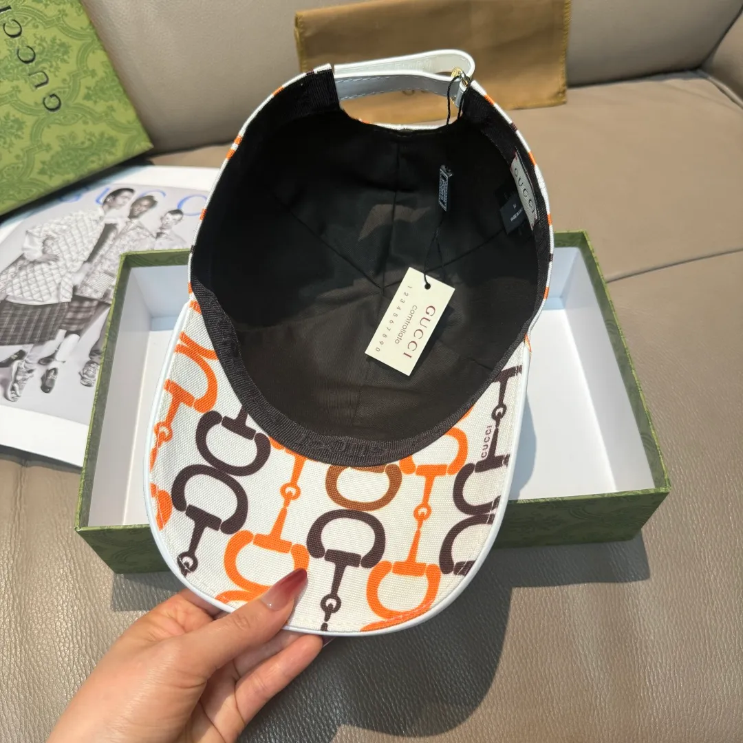 p90 Horsebit buckle shipped. Gucci new original baseball cap, horsebit buckle baseball cap. 1:1 mold opening and customization at the counter, original canvas fabric + first layer of cowhide, light and breathable! The basic head circumference is 56cm, and the patch is adjustable.