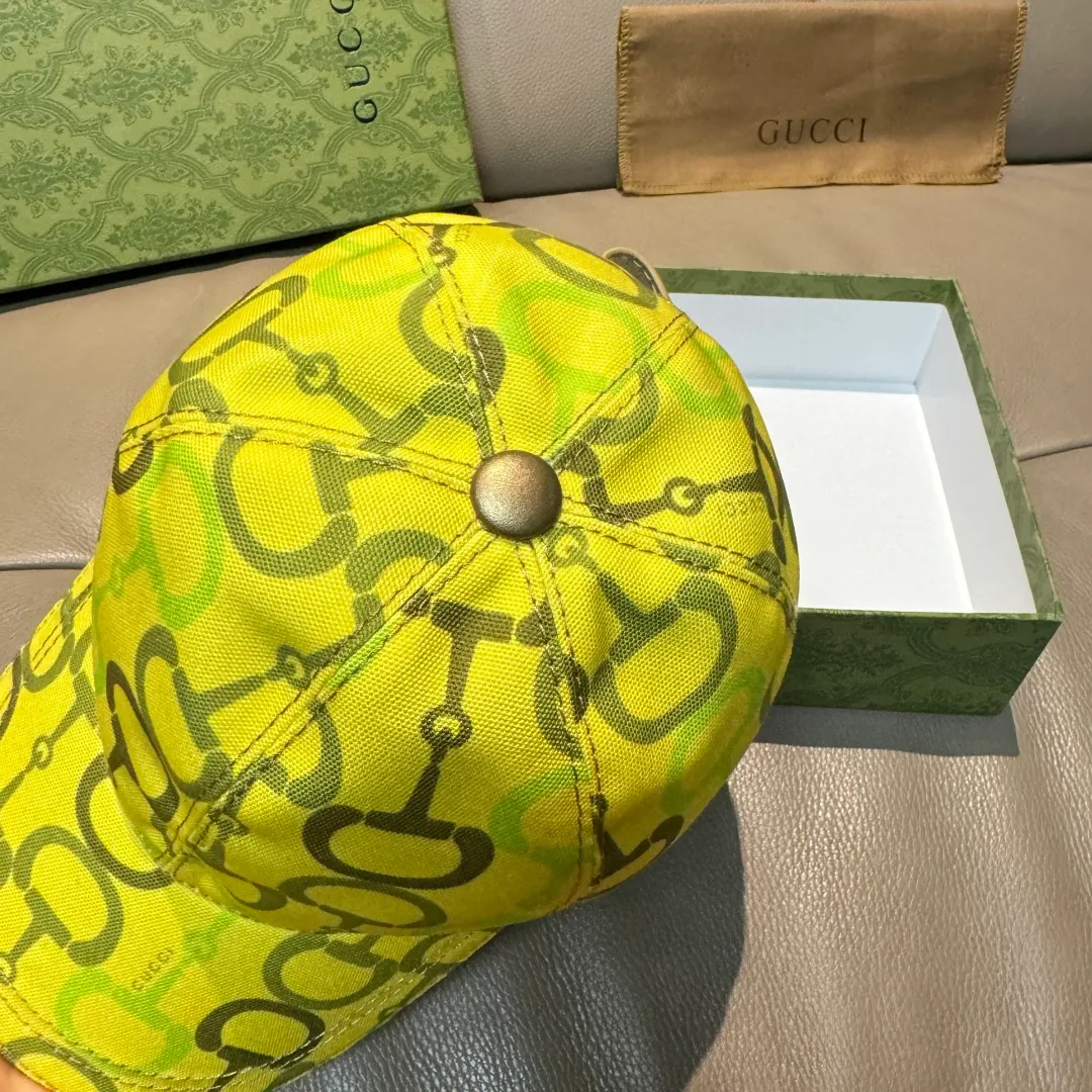 p90 Horsebit buckle shipped. Gucci new original baseball cap, horsebit buckle baseball cap. 1:1 mold opening and customization at the counter, original canvas fabric + first layer of cowhide, light and breathable! The basic head circumference is 56cm, and the patch is adjustable.