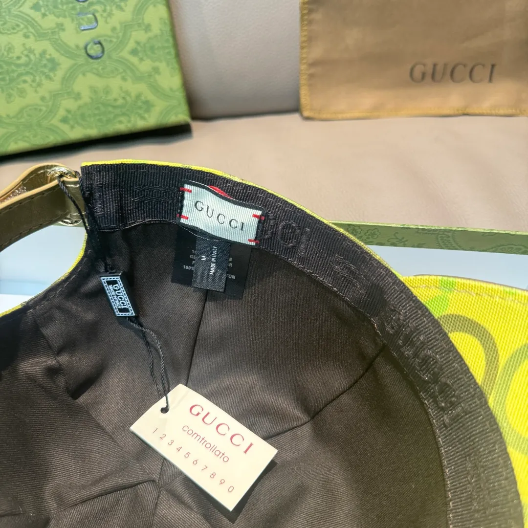 p90 Horsebit buckle shipped. Gucci new original baseball cap, horsebit buckle baseball cap. 1:1 mold opening and customization at the counter, original canvas fabric + first layer of cowhide, light and breathable! The basic head circumference is 56cm, and the patch is adjustable.