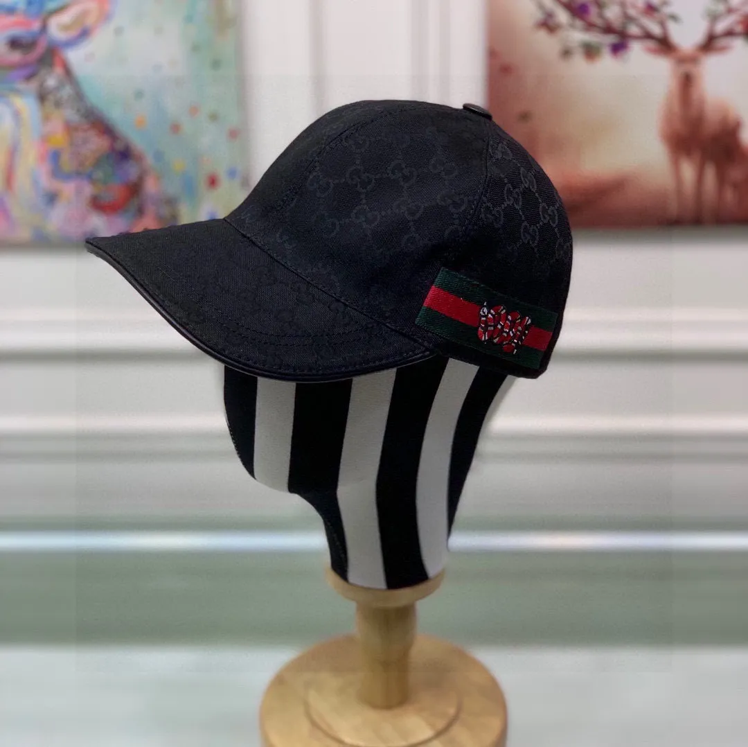🉐110., Gucci (Gucci) new original baseball cap, embroidered python, 1:1 mold customization, heavy embroidery, delicate and luxurious, details comparable to those at the counter, original canvas fabric + first-layer cowhide, pure cotton lining, great quality! The first choice for handsome men and beautiful women, fashionable and versatile. The basic head circumference is 56cm, the patch is adjustable, and the genuine two-color version is shipped from the counter.
