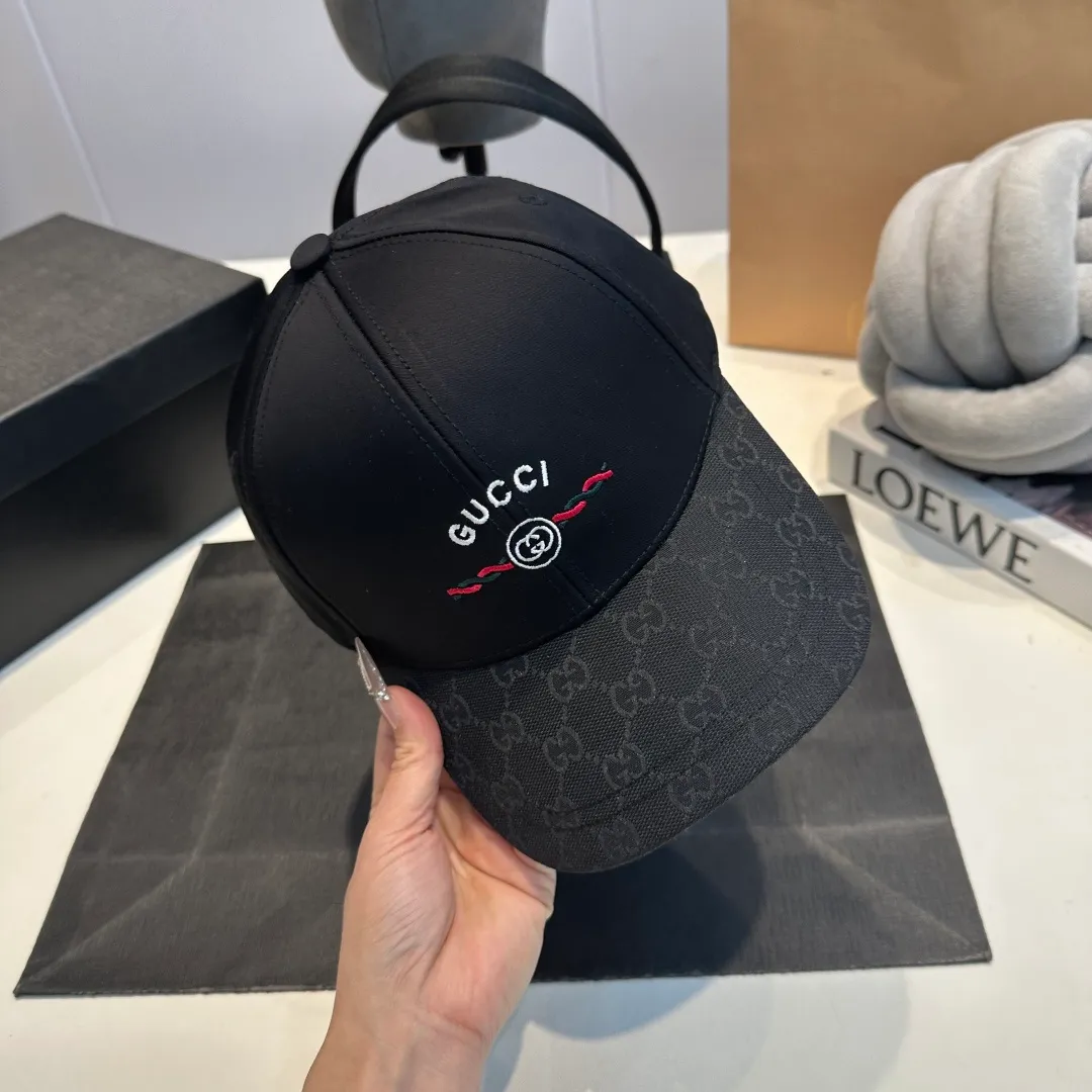 P56 Gucci Baseball Cap♥️GUCCI🧢New product from the official website, baseball cap, original quality, hot arrival 🔥🎩 The craftsmanship is very exquisite, high-end and classy! Low-key luxury, easy to carry! Running volume!