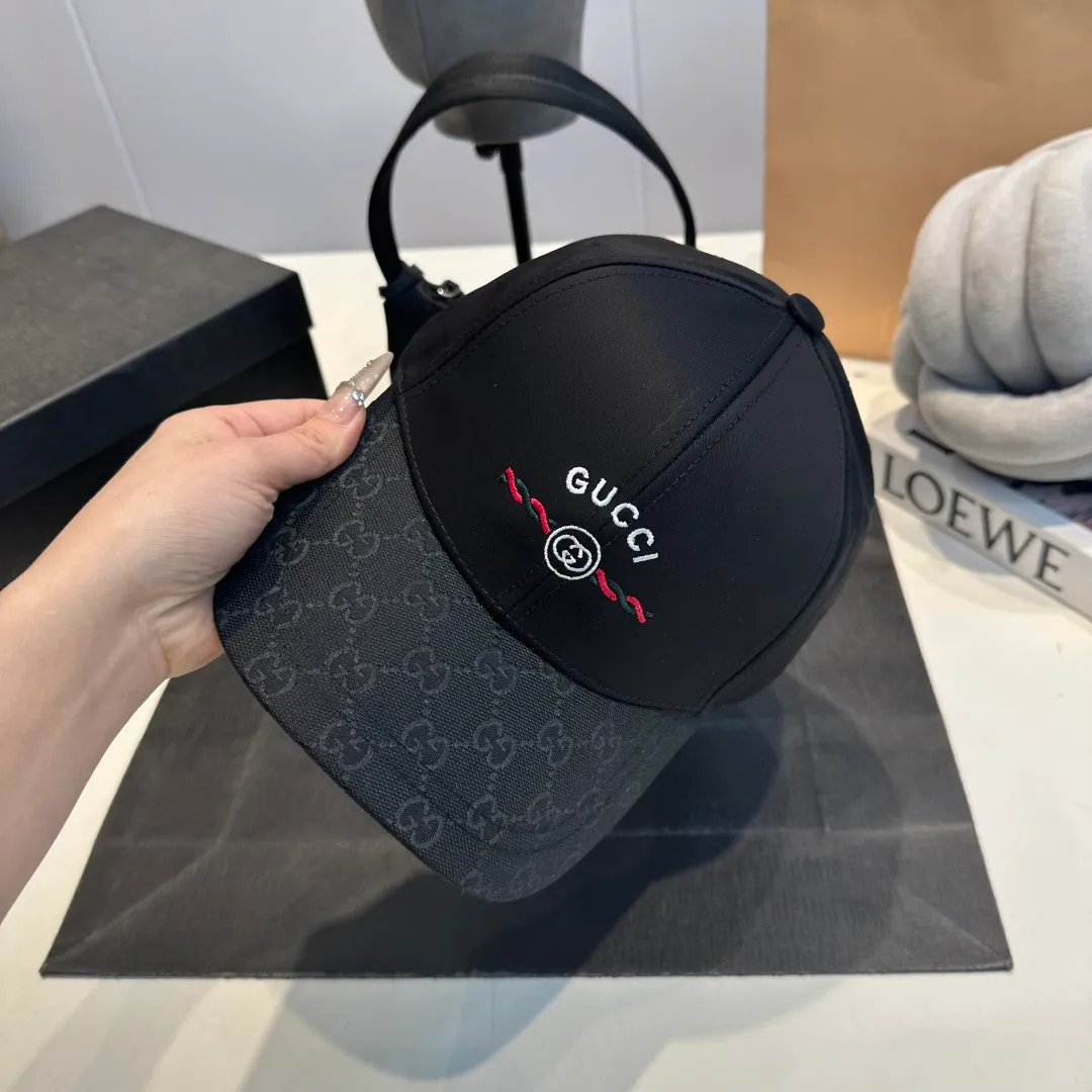 P56 Gucci Baseball Cap♥️GUCCI🧢New product from the official website, baseball cap, original quality, hot arrival 🔥🎩 The craftsmanship is very exquisite, high-end and classy! Low-key luxury, easy to carry! Running volume!