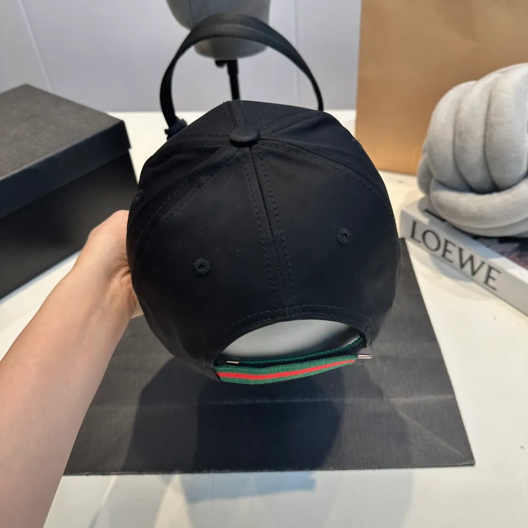 P56 Gucci Baseball Cap♥️GUCCI🧢New product from the official website, baseball cap, original quality, hot arrival 🔥🎩 The craftsmanship is very exquisite, high-end and classy! Low-key luxury, easy to carry! Running volume!